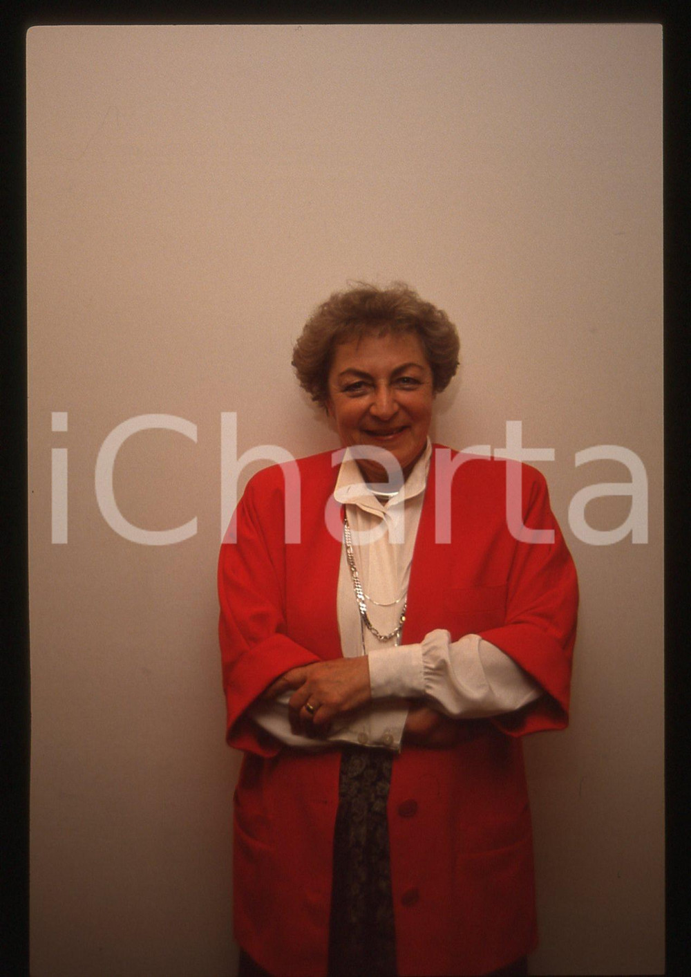 35mm vintage slide* 1990 ITALIA Claire STERLING Ritratto della scrittrice (3)  Diapositiva d'epoca, in formato 35 mm. La diapositiva illustra la presentazione del libro "Cosa non solo nostra. La rete mondiale della mafia siciliana", scritto da Claire Sterling.CONDIZIONI: GOOD  Tutti i diritti riservati.E' severamente vietata la riproduzione. ICharta mette in vendita, sul negozio eBay e in esclusiva sul sito "icharta" il proprio archivio composto da numerose diapositive e negativi fotografici d'epoca, tutti originali e autentici, che attraversano la storia del costume italiano tra gli la fine degli anni Sessanta e Novanta.Si tratta di uno sguardo inedito sull'attualit&agrave;, la politica, la vita quotidiana, il gossip e la cultura, che fotografa il cambiamento della nazione in quest'ultimo scorcio del XX secolo. Un'occasione unica per il mercato del collezionismo, che vede finalmente disponibile un archivio eccezionale per vastit&agrave;, tematiche e condizioni, in un settore (il negativo fotografico e la diapositiva) di assoluta novit&agrave; e dalle interessanti prospettive di investimento.  originale e autentica 1