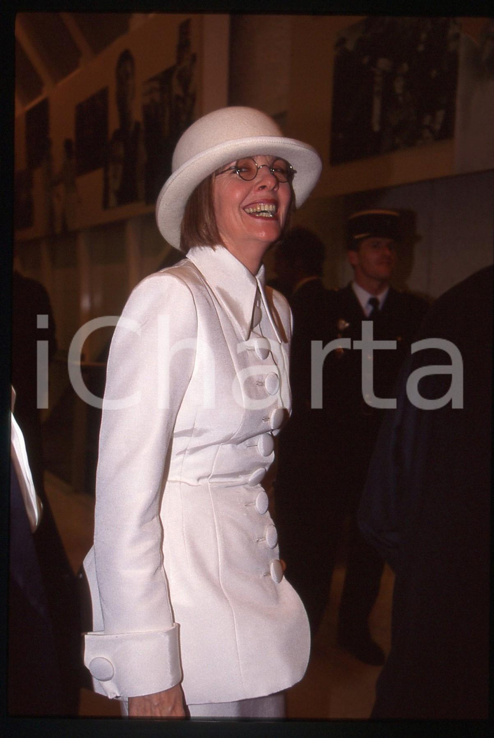 Fotografia d epoca originale 35mm vintage slide 1995 FESTIVAL DI CANNES  Diane KEATON a un party 2 1