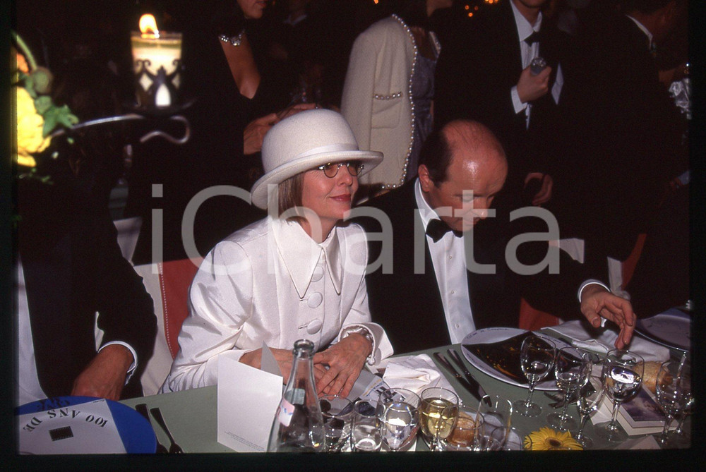 35mm vintage slide* 1995 CANNES - Diane KEATON Jacques TOUBON  (6)  Diapositiva d'epoca, in formato 35 mm. CONDIZIONI: GOOD  Tutti i diritti riservati.E' severamente vietata la riproduzione. ICharta mette in vendita, sul negozio eBay e in esclusiva sul sito "icharta" il proprio archivio composto da numerose diapositive e negativi fotografici d'epoca, tutti originali e autentici, che attraversano la storia del costume italiano tra gli la fine degli anni Sessanta e Novanta.Si tratta di uno sguardo inedito sull'attualit&agrave;, la politica, la vita quotidiana, il gossip e la cultura, che fotografa il cambiamento della nazione in quest'ultimo scorcio del XX secolo. Un'occasione unica per il mercato del collezionismo, che vede finalmente disponibile un archivio eccezionale per vastit&agrave;, tematiche e condizioni, in un settore (il negativo fotografico e la diapositiva) di assoluta novit&agrave; e dalle interessanti prospettive di investimento.  originale e autentica 1