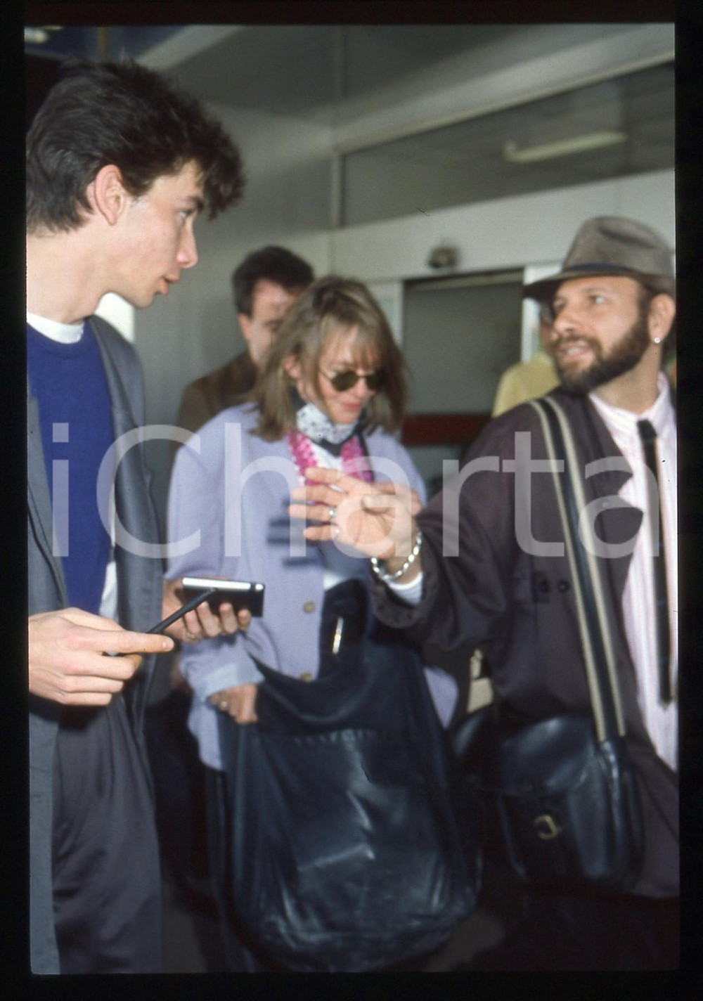 35mm vintage slide* 1990 ca CANNES - Diane KEATON Arrivo all'aeroporto (3)  Diapositiva d'epoca, in formato 35 mm. CONDIZIONI: GOOD  Tutti i diritti riservati.E' severamente vietata la riproduzione. ICharta mette in vendita, sul negozio eBay e in esclusiva sul sito "icharta" il proprio archivio composto da numerose diapositive e negativi fotografici d'epoca, tutti originali e autentici, che attraversano la storia del costume italiano tra gli la fine degli anni Sessanta e Novanta.Si tratta di uno sguardo inedito sull'attualit&agrave;, la politica, la vita quotidiana, il gossip e la cultura, che fotografa il cambiamento della nazione in quest'ultimo scorcio del XX secolo. Un'occasione unica per il mercato del collezionismo, che vede finalmente disponibile un archivio eccezionale per vastit&agrave;, tematiche e condizioni, in un settore (il negativo fotografico e la diapositiva) di assoluta novit&agrave; e dalle interessanti prospettive di investimento.  originale e autentica 1