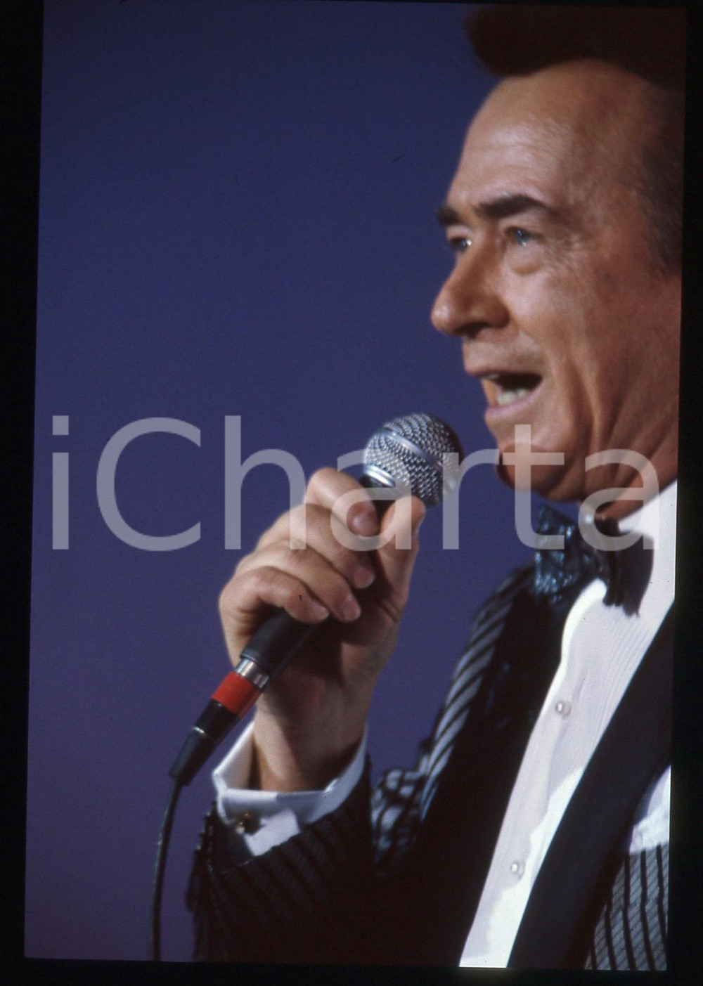 35mm vintage slide* 1990 CANALE 5 Nico FIDENCO C'era una volta il Festival (14)  Diapositiva d'epoca, in formato 35 mm. CONDIZIONI: GOOD  La diapositiva illustra la trasmissione "C'era un volta il Festival", andata in onda nel 1990 su Canale 5. Tutti i diritti riservati.E' severamente vietata la riproduzione. ICharta mette in vendita, sul negozio eBay e in esclusiva sul sito "icharta" il proprio archivio composto da numerose diapositive e negativi fotografici d'epoca, tutti originali e autentici, che attraversano la storia del costume italiano tra gli la fine degli anni Sessanta e Novanta.Si tratta di uno sguardo inedito sull'attualit&agrave;, la politica, la vita quotidiana, il gossip e la cultura, che fotografa il cambiamento della nazione in quest'ultimo scorcio del XX secolo. Un'occasione unica per il mercato del collezionismo, che vede finalmente disponibile un archivio eccezionale per vastit&agrave;, tematiche e condizioni, in un settore (il negativo fotografico e la diapositiva) di assoluta novit&agrave; e dalle interessanti prospettive di investimento.  originale e autentica 1