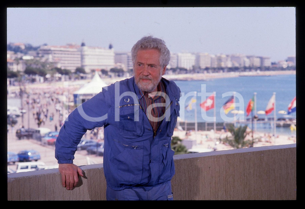 35mm vintage slide* 1988 CANNES Erland JOSEPHSON Ritratto dell'attore (2)  Diapositiva d'epoca, in formato 35 mm.CONDIZIONI: GOOD   Tutti i diritti riservati.E' severamente vietata la riproduzione. ICharta mette in vendita, sul negozio eBay e in esclusiva sul sito "icharta" il proprio archivio composto da numerose diapositive e negativi fotografici d'epoca, tutti originali e autentici, che attraversano la storia del costume italiano tra gli la fine degli anni Sessanta e Novanta.Si tratta di uno sguardo inedito sull'attualit&agrave;, la politica, la vita quotidiana, il gossip e la cultura, che fotografa il cambiamento della nazione in quest'ultimo scorcio del XX secolo. Un'occasione unica per il mercato del collezionismo, che vede finalmente disponibile un archivio eccezionale per vastit&agrave;, tematiche e condizioni, in un settore (il negativo fotografico e la diapositiva) di assoluta novit&agrave; e dalle interessanti prospettive di investimento.  originale e autentica 1