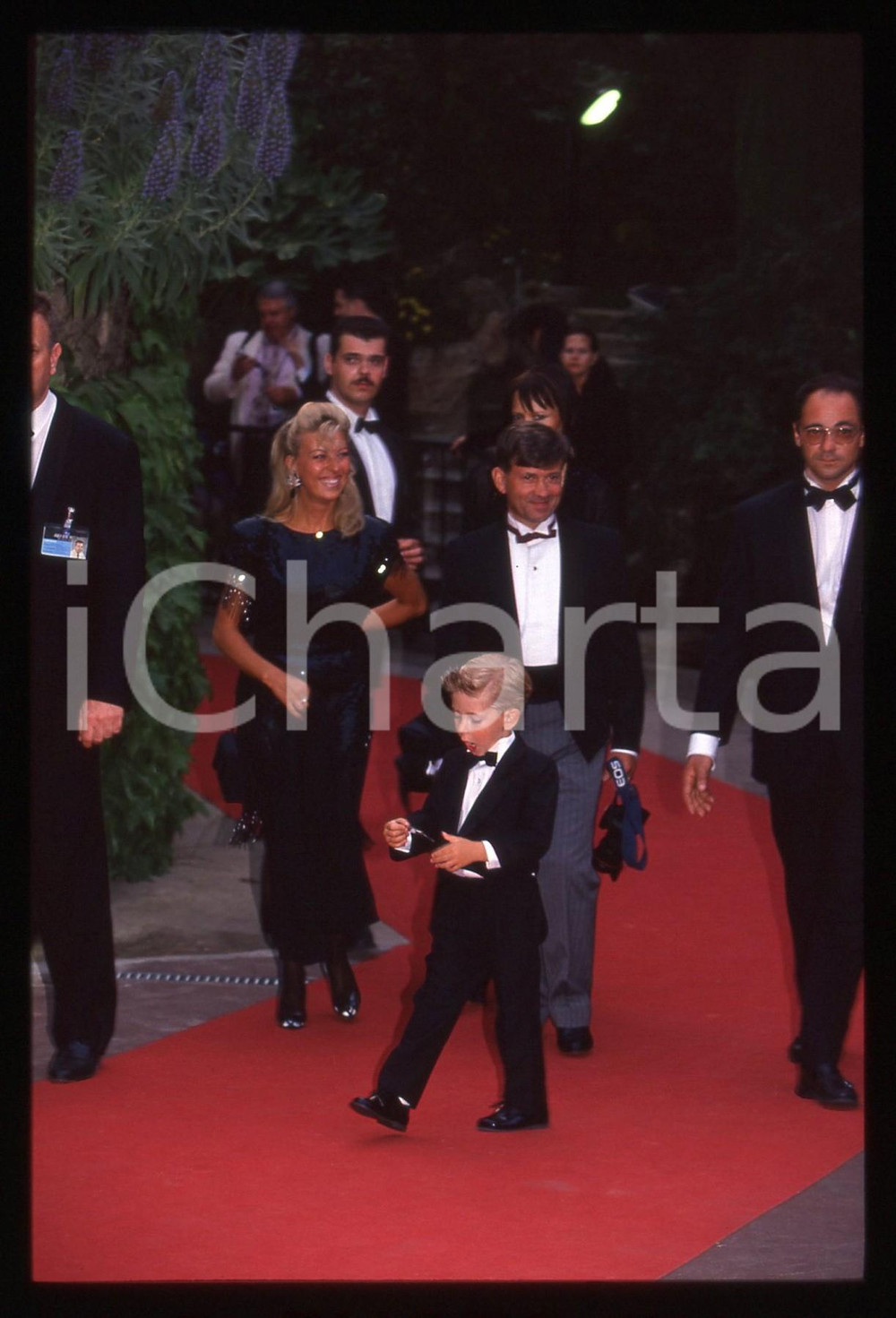 35mm vintage slide* 1994 MONTE CARLO Jordy LEMOINE ai World Music Awards (10)  Diapositiva d'epoca, in formato 35 mm.La diapositiva illustra l'arrivo del cantante Jordy, assieme al padre Claude Lemoine e alla madre Patricia Clerget, ai World Music Awards, tenutisi nel 1994 a Monte Carlo.CONDIZIONI: GOOD   Tutti i diritti riservati.E' severamente vietata la riproduzione. ICharta mette in vendita, sul negozio eBay e in esclusiva sul sito "icharta" il proprio archivio composto da numerose diapositive e negativi fotografici d'epoca, tutti originali e autentici, che attraversano la storia del costume italiano tra gli la fine degli anni Sessanta e Novanta.Si tratta di uno sguardo inedito sull'attualit&agrave;, la politica, la vita quotidiana, il gossip e la cultura, che fotografa il cambiamento della nazione in quest'ultimo scorcio del XX secolo. Un'occasione unica per il mercato del collezionismo, che vede finalmente disponibile un archivio eccezionale per vastit&agrave;, tematiche e condizioni, in un settore (il negativo fotografico e la diapositiva) di assoluta novit&agrave; e dalle interessanti prospettive di investimento.  originale e autentica 1