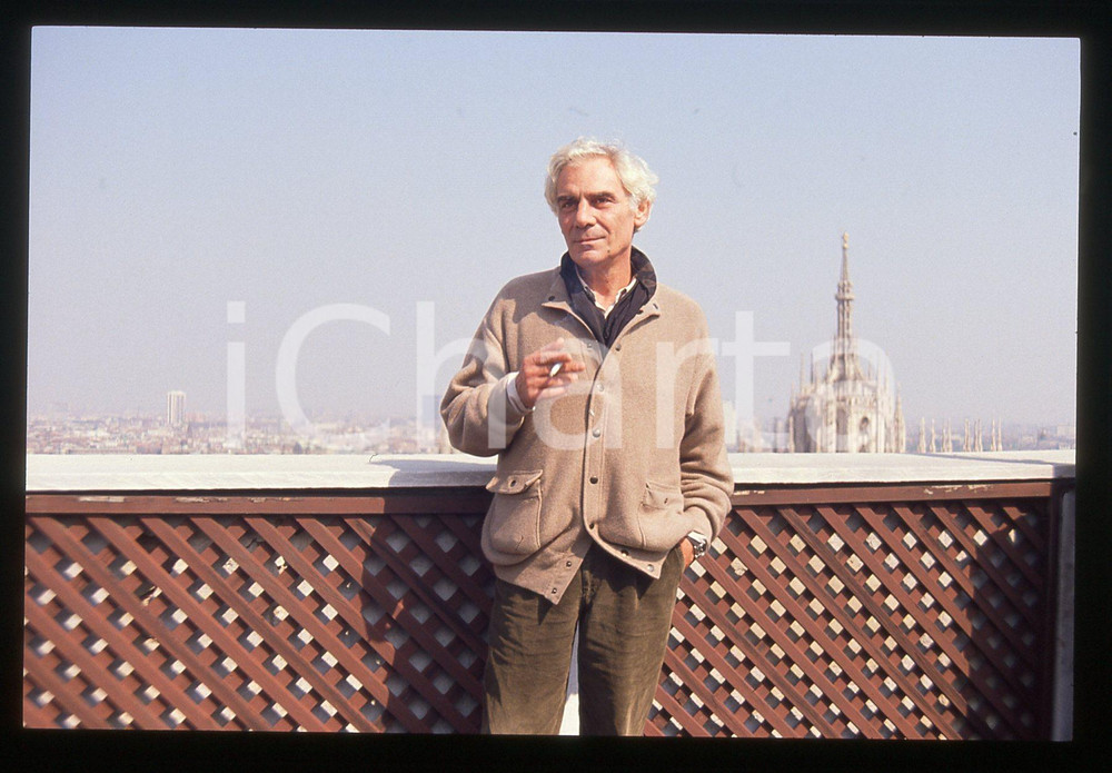 35mm vintage slide* 1990 ca MILANO Gian Maria VOLONTE' sulla Terrazza Martini 1  Diapositiva d'epoca, in formato 35 mm.CONDIZIONI: GOOD   Tutti i diritti riservati.E' severamente vietata la riproduzione. ICharta mette in vendita, sul negozio eBay e in esclusiva sul sito "icharta" il proprio archivio composto da numerose diapositive e negativi fotografici d'epoca, tutti originali e autentici, che attraversano la storia del costume italiano tra gli la fine degli anni Sessanta e Novanta.Si tratta di uno sguardo inedito sull'attualit&agrave;, la politica, la vita quotidiana, il gossip e la cultura, che fotografa il cambiamento della nazione in quest'ultimo scorcio del XX secolo. Un'occasione unica per il mercato del collezionismo, che vede finalmente disponibile un archivio eccezionale per vastit&agrave;, tematiche e condizioni, in un settore (il negativo fotografico e la diapositiva) di assoluta novit&agrave; e dalle interessanti prospettive di investimento.  originale e autentica 1