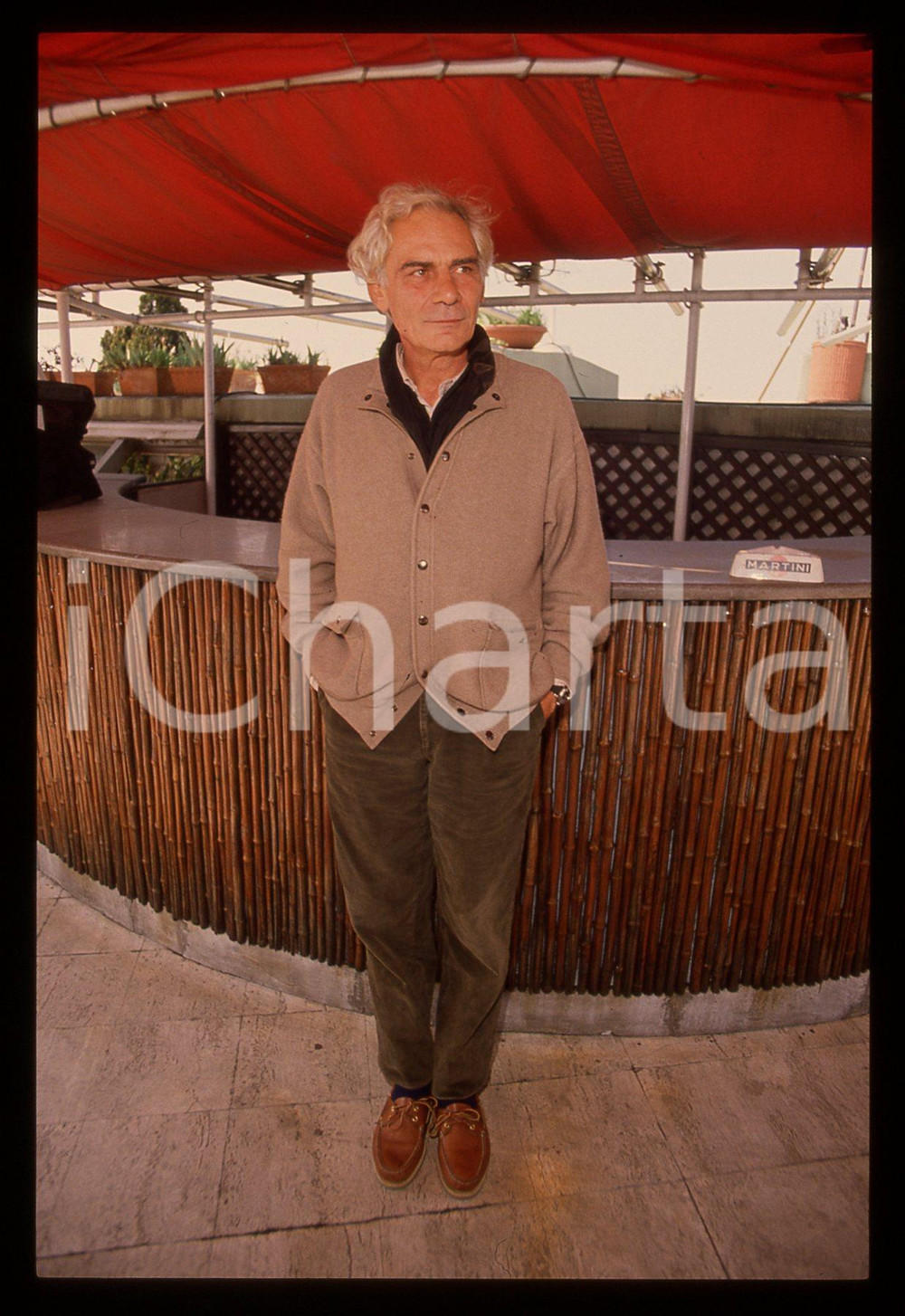 35mm vintage slide* 1990 ca MILANO Gian Maria VOLONTE' sulla Terrazza Martini 3  Diapositiva d'epoca, in formato 35 mm.CONDIZIONI: GOOD   Tutti i diritti riservati.E' severamente vietata la riproduzione. ICharta mette in vendita, sul negozio eBay e in esclusiva sul sito "icharta" il proprio archivio composto da numerose diapositive e negativi fotografici d'epoca, tutti originali e autentici, che attraversano la storia del costume italiano tra gli la fine degli anni Sessanta e Novanta.Si tratta di uno sguardo inedito sull'attualit&agrave;, la politica, la vita quotidiana, il gossip e la cultura, che fotografa il cambiamento della nazione in quest'ultimo scorcio del XX secolo. Un'occasione unica per il mercato del collezionismo, che vede finalmente disponibile un archivio eccezionale per vastit&agrave;, tematiche e condizioni, in un settore (il negativo fotografico e la diapositiva) di assoluta novit&agrave; e dalle interessanti prospettive di investimento.  originale e autentica 1