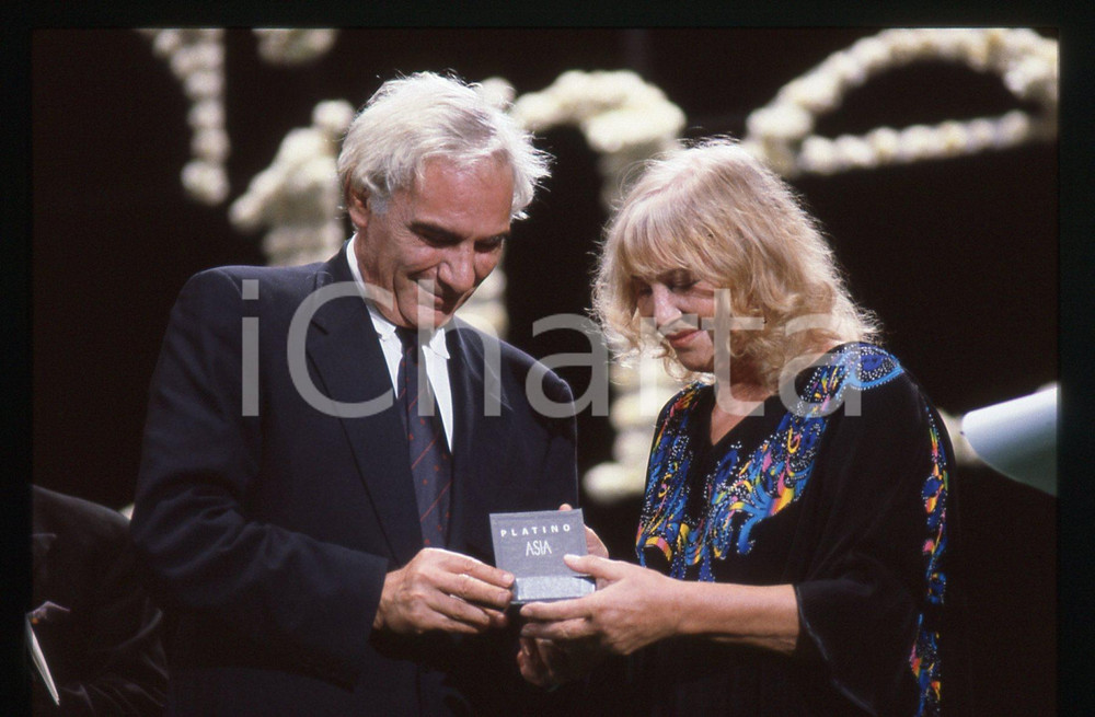 35mm vintage slide* 1990 ca CINEMA Gian Maria VOLONTE' Ingrid THULIN  (1)  Diapositiva d'epoca, in formato 35 mm.CONDIZIONI: GOOD   Tutti i diritti riservati.E' severamente vietata la riproduzione. ICharta mette in vendita, sul negozio eBay e in esclusiva sul sito "icharta" il proprio archivio composto da numerose diapositive e negativi fotografici d'epoca, tutti originali e autentici, che attraversano la storia del costume italiano tra gli la fine degli anni Sessanta e Novanta.Si tratta di uno sguardo inedito sull'attualit&agrave;, la politica, la vita quotidiana, il gossip e la cultura, che fotografa il cambiamento della nazione in quest'ultimo scorcio del XX secolo. Un'occasione unica per il mercato del collezionismo, che vede finalmente disponibile un archivio eccezionale per vastit&agrave;, tematiche e condizioni, in un settore (il negativo fotografico e la diapositiva) di assoluta novit&agrave; e dalle interessanti prospettive di investimento.  originale e autentica 1