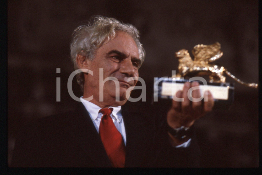 35mm vintage slide* 1991 MOSTRA DI VENEZIA Gian Maria VOLONTE' con Leone d'Oro 4  Diapositiva d'epoca, in formato 35 mm.CONDIZIONI: GOOD   Tutti i diritti riservati.E' severamente vietata la riproduzione. ICharta mette in vendita, sul negozio eBay e in esclusiva sul sito "icharta" il proprio archivio composto da numerose diapositive e negativi fotografici d'epoca, tutti originali e autentici, che attraversano la storia del costume italiano tra gli la fine degli anni Sessanta e Novanta.Si tratta di uno sguardo inedito sull'attualit&agrave;, la politica, la vita quotidiana, il gossip e la cultura, che fotografa il cambiamento della nazione in quest'ultimo scorcio del XX secolo. Un'occasione unica per il mercato del collezionismo, che vede finalmente disponibile un archivio eccezionale per vastit&agrave;, tematiche e condizioni, in un settore (il negativo fotografico e la diapositiva) di assoluta novit&agrave; e dalle interessanti prospettive di investimento.  originale e autentica 1