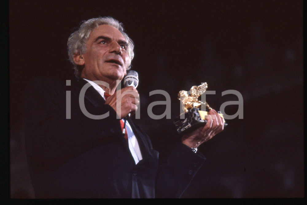 35mm vintage slide* 1991 MOSTRA DI VENEZIA Gian Maria VOLONTE' con Leone d'Oro 5  Diapositiva d'epoca, in formato 35 mm.CONDIZIONI: GOOD   Tutti i diritti riservati.E' severamente vietata la riproduzione. ICharta mette in vendita, sul negozio eBay e in esclusiva sul sito "icharta" il proprio archivio composto da numerose diapositive e negativi fotografici d'epoca, tutti originali e autentici, che attraversano la storia del costume italiano tra gli la fine degli anni Sessanta e Novanta.Si tratta di uno sguardo inedito sull'attualit&agrave;, la politica, la vita quotidiana, il gossip e la cultura, che fotografa il cambiamento della nazione in quest'ultimo scorcio del XX secolo. Un'occasione unica per il mercato del collezionismo, che vede finalmente disponibile un archivio eccezionale per vastit&agrave;, tematiche e condizioni, in un settore (il negativo fotografico e la diapositiva) di assoluta novit&agrave; e dalle interessanti prospettive di investimento.  originale e autentica 1