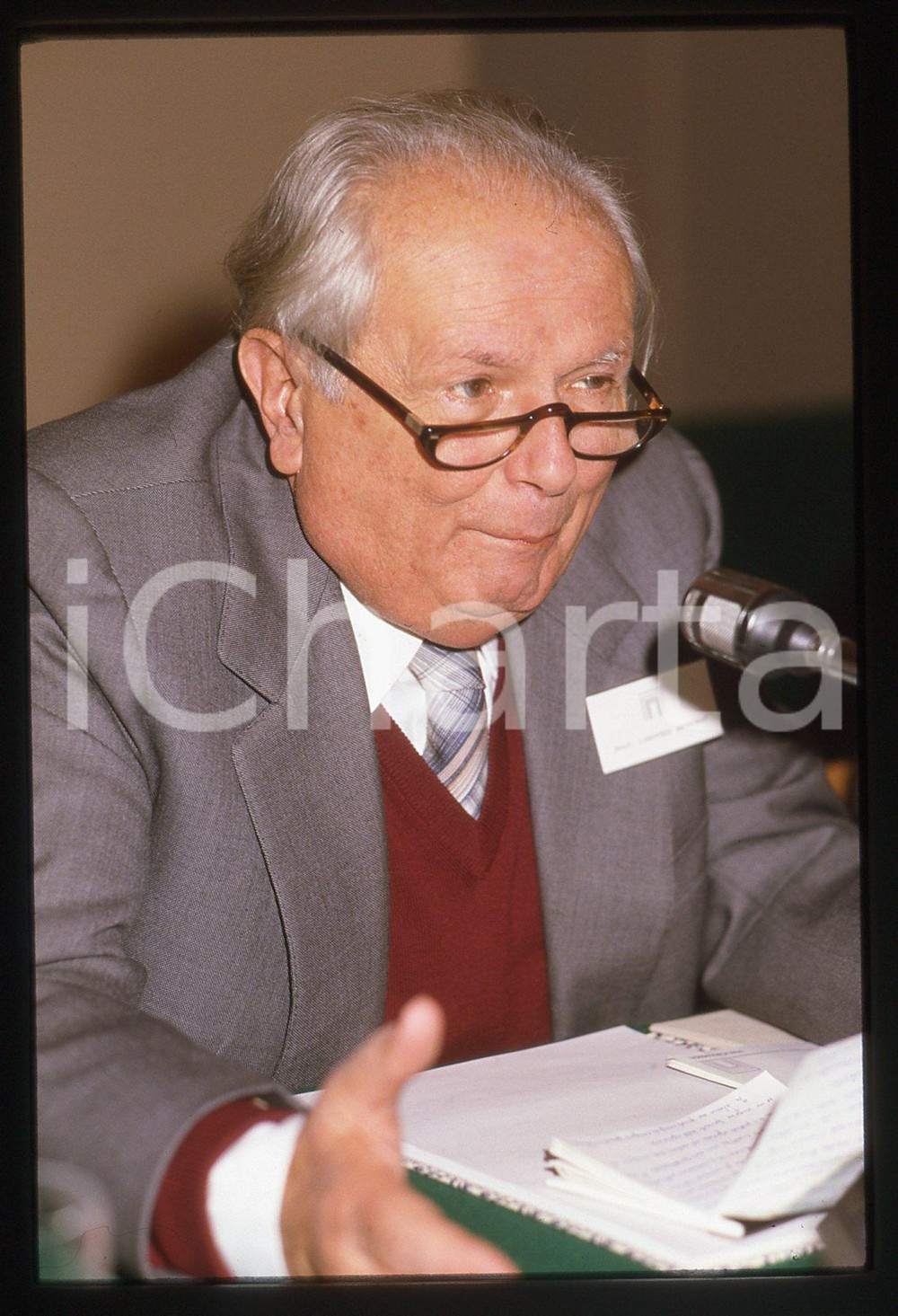 35mm vintage slide* 1985 ca ITALIA Ludovico GEYMONAT durante un convegno (1)  Diapositiva d'epoca, in formato 35 mm. CONDIZIONI: GOOD   Tutti i diritti riservati.E' severamente vietata la riproduzione. ICharta mette in vendita, sul negozio eBay e in esclusiva sul sito "icharta" il proprio archivio composto da numerose diapositive e negativi fotografici d'epoca, tutti originali e autentici, che attraversano la storia del costume italiano tra gli la fine degli anni Sessanta e Novanta.Si tratta di uno sguardo inedito sull'attualit&agrave;, la politica, la vita quotidiana, il gossip e la cultura, che fotografa il cambiamento della nazione in quest'ultimo scorcio del XX secolo. Un'occasione unica per il mercato del collezionismo, che vede finalmente disponibile un archivio eccezionale per vastit&agrave;, tematiche e condizioni, in un settore (il negativo fotografico e la diapositiva) di assoluta novit&agrave; e dalle interessanti prospettive di investimento.  originale e autentica 1