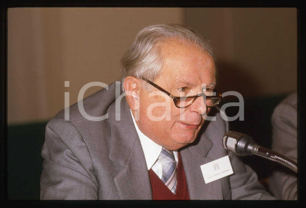 35mm vintage slide* 1985 ca ITALIA Ludovico GEYMONAT durante un convegno (2)  Diapositiva d'epoca, in formato 35 mm. CONDIZIONI: GOOD   Tutti i diritti riservati.E' severamente vietata la riproduzione. ICharta mette in vendita, sul negozio eBay e in esclusiva sul sito "icharta" il proprio archivio composto da numerose diapositive e negativi fotografici d'epoca, tutti originali e autentici, che attraversano la storia del costume italiano tra gli la fine degli anni Sessanta e Novanta.Si tratta di uno sguardo inedito sull'attualit&agrave;, la politica, la vita quotidiana, il gossip e la cultura, che fotografa il cambiamento della nazione in quest'ultimo scorcio del XX secolo. Un'occasione unica per il mercato del collezionismo, che vede finalmente disponibile un archivio eccezionale per vastit&agrave;, tematiche e condizioni, in un settore (il negativo fotografico e la diapositiva) di assoluta novit&agrave; e dalle interessanti prospettive di investimento.  originale e autentica 1