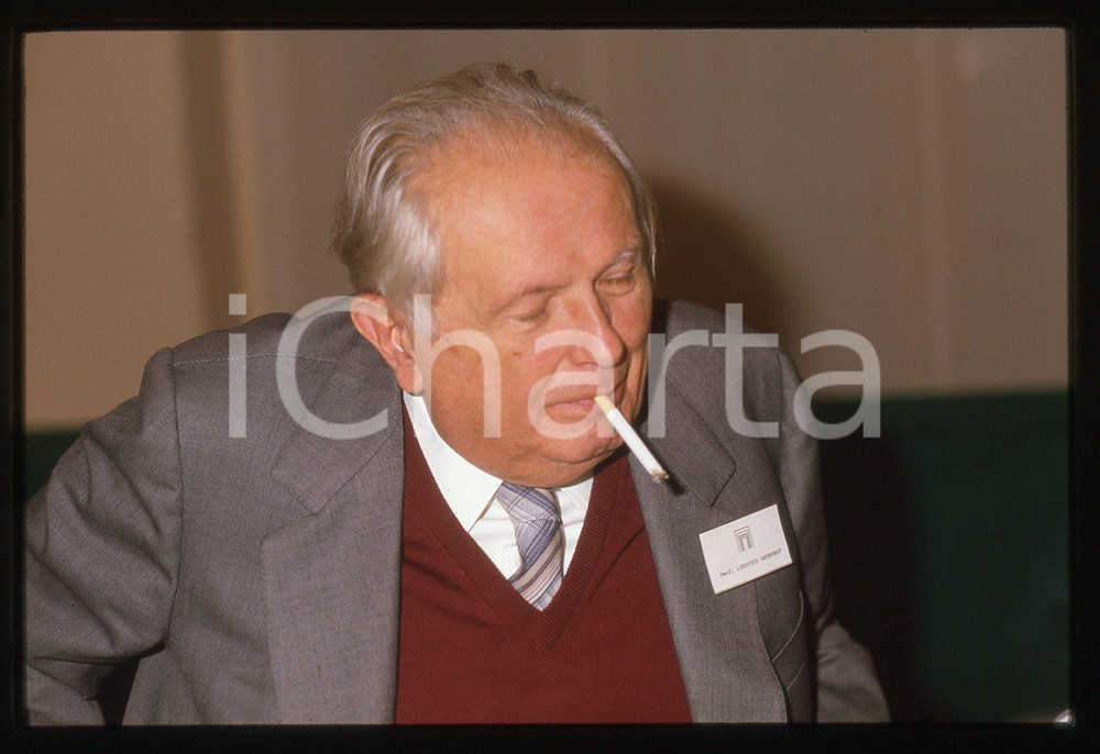 35mm vintage slide* 1985 ca ITALIA Ludovico GEYMONAT durante un convegno (4)  Diapositiva d'epoca, in formato 35 mm. CONDIZIONI: GOOD   Tutti i diritti riservati.E' severamente vietata la riproduzione. ICharta mette in vendita, sul negozio eBay e in esclusiva sul sito "icharta" il proprio archivio composto da numerose diapositive e negativi fotografici d'epoca, tutti originali e autentici, che attraversano la storia del costume italiano tra gli la fine degli anni Sessanta e Novanta.Si tratta di uno sguardo inedito sull'attualit&agrave;, la politica, la vita quotidiana, il gossip e la cultura, che fotografa il cambiamento della nazione in quest'ultimo scorcio del XX secolo. Un'occasione unica per il mercato del collezionismo, che vede finalmente disponibile un archivio eccezionale per vastit&agrave;, tematiche e condizioni, in un settore (il negativo fotografico e la diapositiva) di assoluta novit&agrave; e dalle interessanti prospettive di investimento.  originale e autentica 1