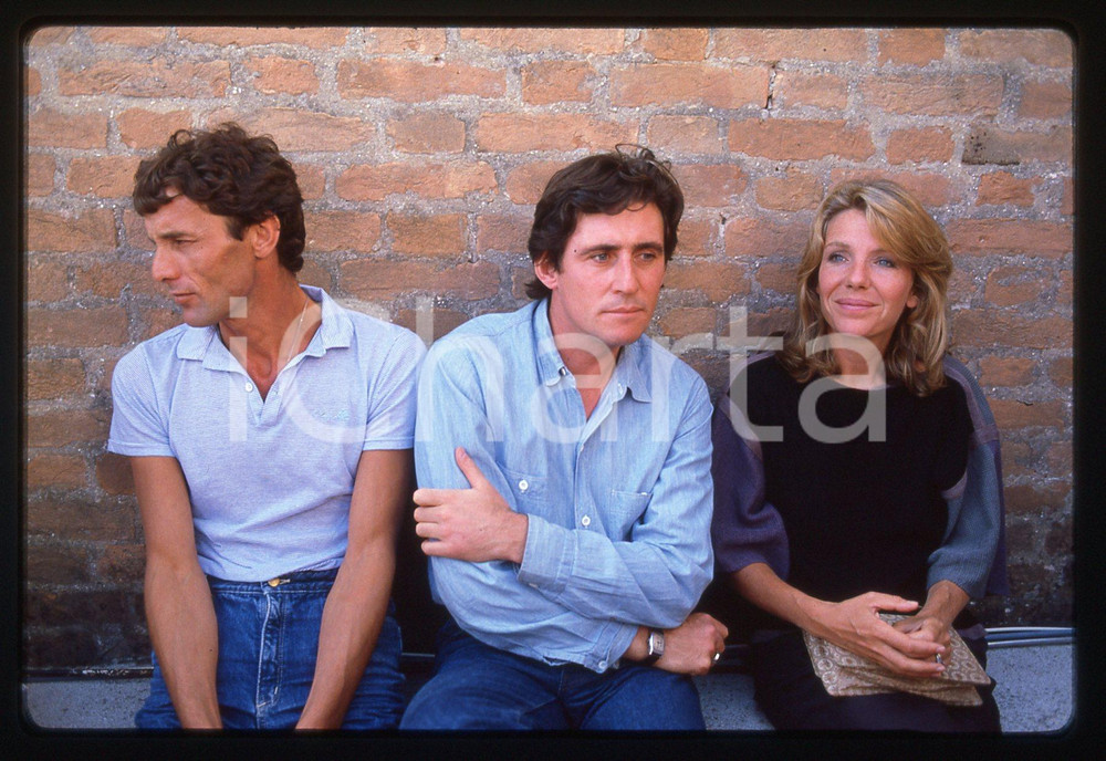35mm vintage slide* 1983 VENEZIA Mohammad BAKRI Jill CLAYBURGH Ritratto 1  Diapositiva d'epoca, in formato 35 mm. Nella diapositiva compaiono Mohammad Bakri, Jill Clayburgh e Gabriel Byrne.CONDIZIONI: GOOD   Tutti i diritti riservati.E' severamente vietata la riproduzione. ICharta mette in vendita, sul negozio eBay e in esclusiva sul sito "icharta" il proprio archivio composto da numerose diapositive e negativi fotografici d'epoca, tutti originali e autentici, che attraversano la storia del costume italiano tra gli la fine degli anni Sessanta e Novanta.Si tratta di uno sguardo inedito sull'attualit&agrave;, la politica, la vita quotidiana, il gossip e la cultura, che fotografa il cambiamento della nazione in quest'ultimo scorcio del XX secolo. Un'occasione unica per il mercato del collezionismo, che vede finalmente disponibile un archivio eccezionale per vastit&agrave;, tematiche e condizioni, in un settore (il negativo fotografico e la diapositiva) di assoluta novit&agrave; e dalle interessanti prospettive di investimento.  originale e autentica 1