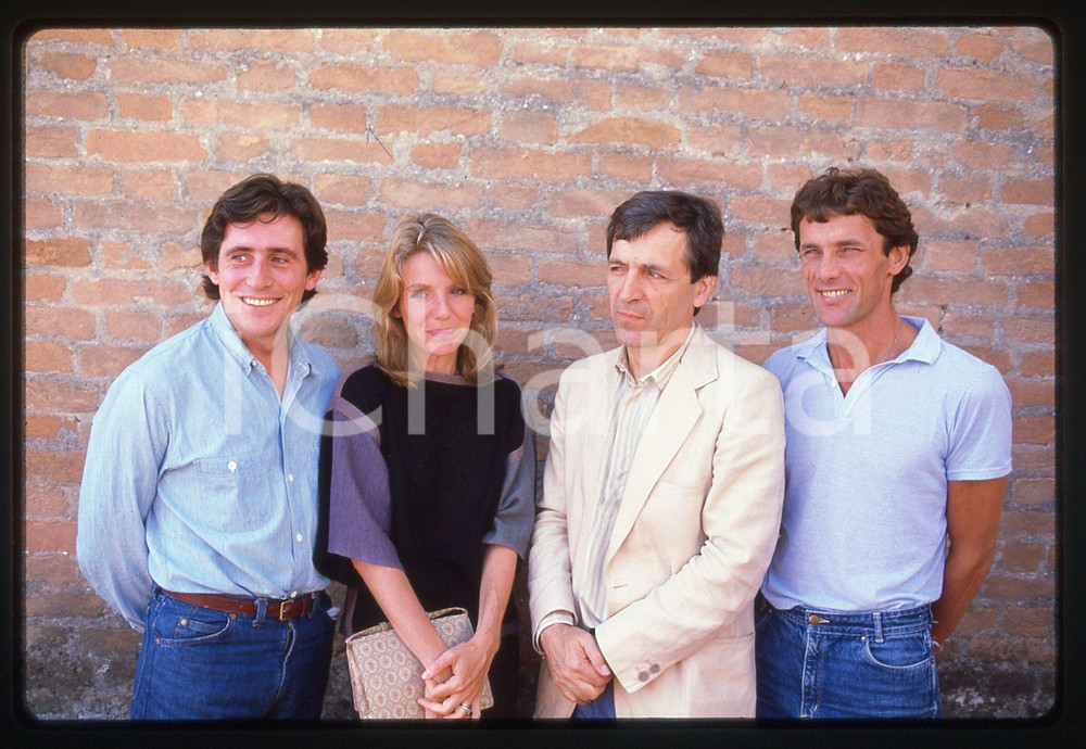 35mm vintage slide* 1983 VENEZIA Mohammad BAKRI Jill CLAYBURGH Costa-GRAVAS (1)  Diapositiva d'epoca, in formato 35 mm. Nella diapositiva compaiono Mohammad Bakri, Jill Clayburgh, Konstantinos Gravas e Gabriel Byrne.CONDIZIONI: GOOD   Tutti i diritti riservati.E' severamente vietata la riproduzione. ICharta mette in vendita, sul negozio eBay e in esclusiva sul sito "icharta" il proprio archivio composto da numerose diapositive e negativi fotografici d'epoca, tutti originali e autentici, che attraversano la storia del costume italiano tra gli la fine degli anni Sessanta e Novanta.Si tratta di uno sguardo inedito sull'attualit&agrave;, la politica, la vita quotidiana, il gossip e la cultura, che fotografa il cambiamento della nazione in quest'ultimo scorcio del XX secolo. Un'occasione unica per il mercato del collezionismo, che vede finalmente disponibile un archivio eccezionale per vastit&agrave;, tematiche e condizioni, in un settore (il negativo fotografico e la diapositiva) di assoluta novit&agrave; e dalle interessanti prospettive di investimento.  originale e autentica 1