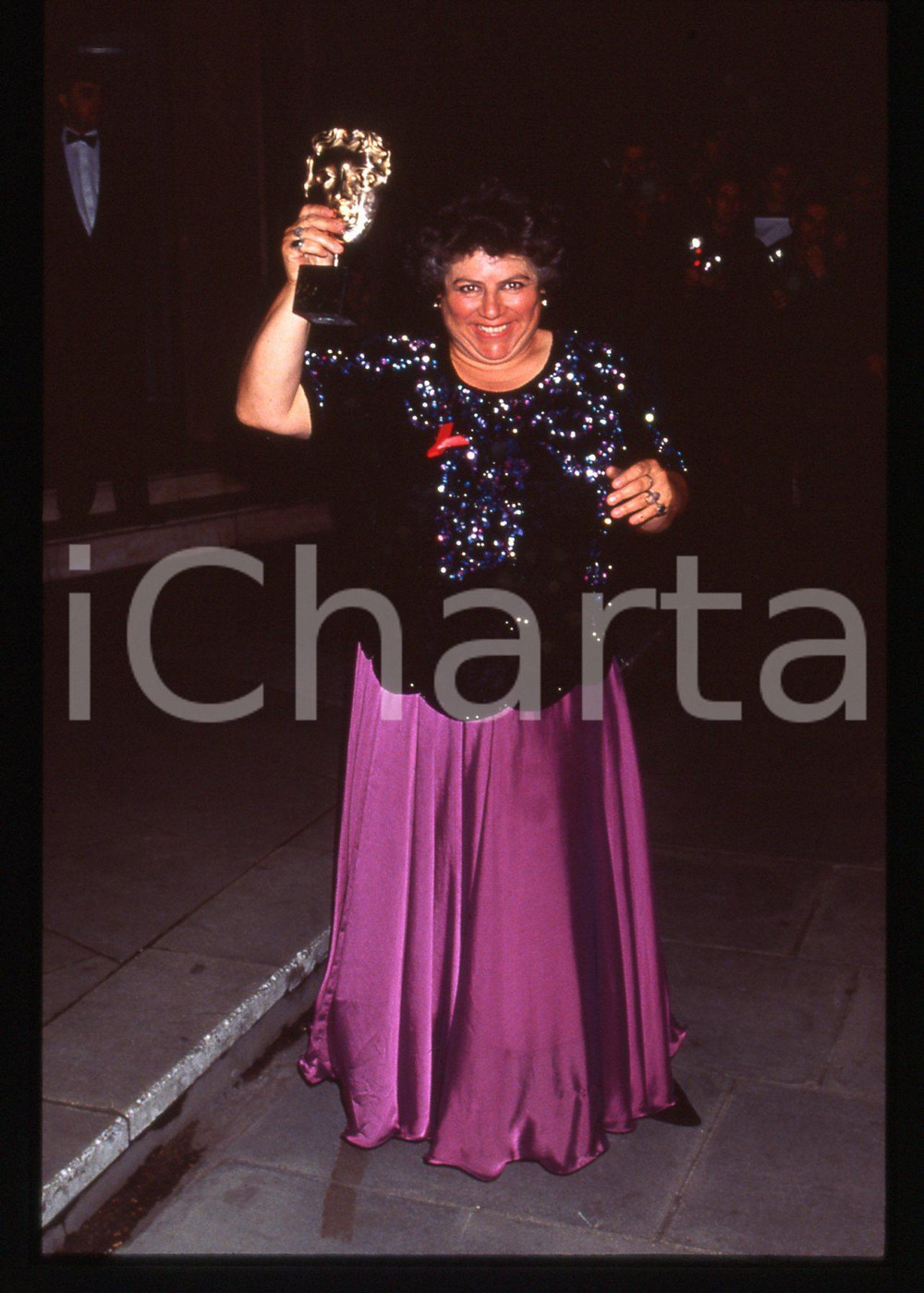 35mm vintage slide* 1993 LONDRA Miriam MARGOLYES premiata ai BAFTA Awards (1)  Diapositiva d'epoca, in formato 35 mm.Nella diapositiva compare Miriam Margolyes, vincitrice nel 1993 del BAFTA Award come migliore attrice non protagonista. CONDIZIONI: GOOD   Tutti i diritti riservati.E' severamente vietata la riproduzione. ICharta mette in vendita, sul negozio eBay e in esclusiva sul sito "icharta" il proprio archivio composto da numerose diapositive e negativi fotografici d'epoca, tutti originali e autentici, che attraversano la storia del costume italiano tra gli la fine degli anni Sessanta e Novanta.Si tratta di uno sguardo inedito sull'attualit&agrave;, la politica, la vita quotidiana, il gossip e la cultura, che fotografa il cambiamento della nazione in quest'ultimo scorcio del XX secolo. Un'occasione unica per il mercato del collezionismo, che vede finalmente disponibile un archivio eccezionale per vastit&agrave;, tematiche e condizioni, in un settore (il negativo fotografico e la diapositiva) di assoluta novit&agrave; e dalle interessanti prospettive di investimento.  originale e autentica 1