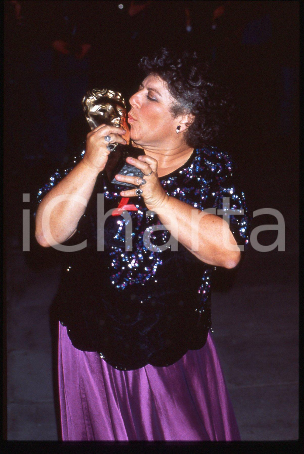 35mm vintage slide* 1993 LONDRA Miriam MARGOLYES premiata ai BAFTA Awards (2)  Diapositiva d'epoca, in formato 35 mm.Nella diapositiva compare Miriam Margolyes, vincitrice nel 1993 del BAFTA Award come migliore attrice non protagonista. CONDIZIONI: GOOD   Tutti i diritti riservati.E' severamente vietata la riproduzione. ICharta mette in vendita, sul negozio eBay e in esclusiva sul sito "icharta" il proprio archivio composto da numerose diapositive e negativi fotografici d'epoca, tutti originali e autentici, che attraversano la storia del costume italiano tra gli la fine degli anni Sessanta e Novanta.Si tratta di uno sguardo inedito sull'attualit&agrave;, la politica, la vita quotidiana, il gossip e la cultura, che fotografa il cambiamento della nazione in quest'ultimo scorcio del XX secolo. Un'occasione unica per il mercato del collezionismo, che vede finalmente disponibile un archivio eccezionale per vastit&agrave;, tematiche e condizioni, in un settore (il negativo fotografico e la diapositiva) di assoluta novit&agrave; e dalle interessanti prospettive di investimento.  originale e autentica 1