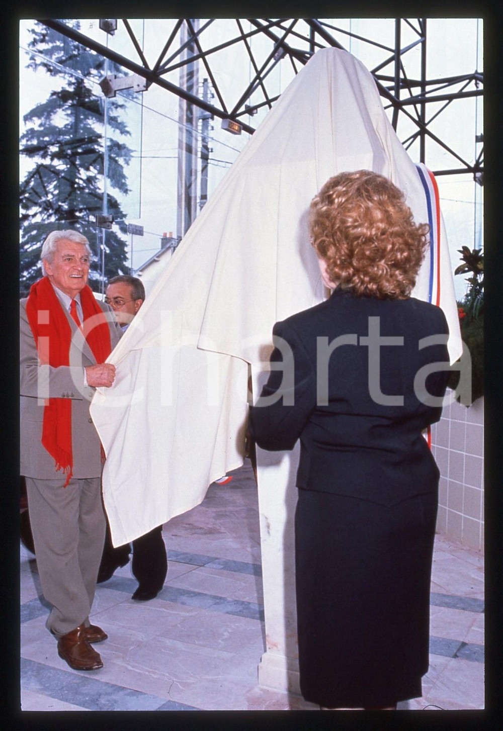 35mm vintage slide* 1990 NOISY-LE-GRAND Jean MARAIS inaugura statua Jean COCTEAU  Diapositiva d'epoca, in formato 35 mm.CONDIZIONI: GOOD   Tutti i diritti riservati.E' severamente vietata la riproduzione. ICharta mette in vendita, sul negozio eBay e in esclusiva sul sito "icharta" il proprio archivio composto da numerose diapositive e negativi fotografici d'epoca, tutti originali e autentici, che attraversano la storia del costume italiano tra gli la fine degli anni Sessanta e Novanta.Si tratta di uno sguardo inedito sull'attualit&agrave;, la politica, la vita quotidiana, il gossip e la cultura, che fotografa il cambiamento della nazione in quest'ultimo scorcio del XX secolo. Un'occasione unica per il mercato del collezionismo, che vede finalmente disponibile un archivio eccezionale per vastit&agrave;, tematiche e condizioni, in un settore (il negativo fotografico e la diapositiva) di assoluta novit&agrave; e dalle interessanti prospettive di investimento.  originale e autentica 1