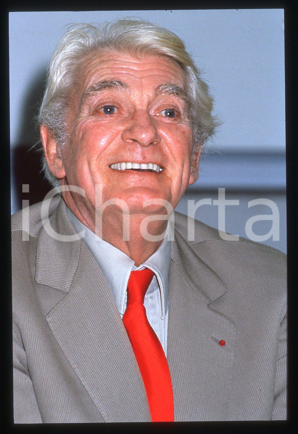 35mm vintage slide* 1990 ca NOISY-LE-GRAND Jean MARAIS Ritratto dell'attore (3)  Diapositiva d'epoca, in formato 35 mm.CONDIZIONI: GOOD   Tutti i diritti riservati.E' severamente vietata la riproduzione. ICharta mette in vendita, sul negozio eBay e in esclusiva sul sito "icharta" il proprio archivio composto da numerose diapositive e negativi fotografici d'epoca, tutti originali e autentici, che attraversano la storia del costume italiano tra gli la fine degli anni Sessanta e Novanta.Si tratta di uno sguardo inedito sull'attualit&agrave;, la politica, la vita quotidiana, il gossip e la cultura, che fotografa il cambiamento della nazione in quest'ultimo scorcio del XX secolo. Un'occasione unica per il mercato del collezionismo, che vede finalmente disponibile un archivio eccezionale per vastit&agrave;, tematiche e condizioni, in un settore (il negativo fotografico e la diapositiva) di assoluta novit&agrave; e dalle interessanti prospettive di investimento.  originale e autentica 1