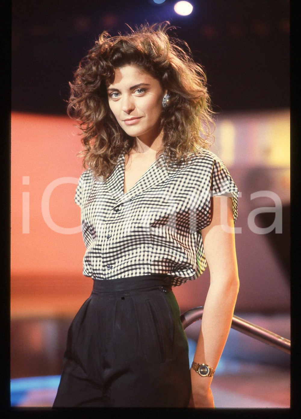 35mm vintage slide* 1987 RAI UNO Graziella MINUTI "Econogioco" - Ritratto (3)  Diapositiva d'epoca, in formato 35 mm.CONDIZIONI: GOOD   Tutti i diritti riservati.E' severamente vietata la riproduzione. ICharta mette in vendita, sul negozio eBay e in esclusiva sul sito "icharta" il proprio archivio composto da numerose diapositive e negativi fotografici d'epoca, tutti originali e autentici, che attraversano la storia del costume italiano tra gli la fine degli anni Sessanta e Novanta.Si tratta di uno sguardo inedito sull'attualit&agrave;, la politica, la vita quotidiana, il gossip e la cultura, che fotografa il cambiamento della nazione in quest'ultimo scorcio del XX secolo. Un'occasione unica per il mercato del collezionismo, che vede finalmente disponibile un archivio eccezionale per vastit&agrave;, tematiche e condizioni, in un settore (il negativo fotografico e la diapositiva) di assoluta novit&agrave; e dalle interessanti prospettive di investimento.  originale e autentica 1