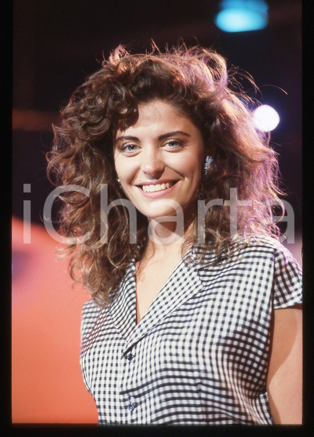 35mm vintage slide* 1987 RAI UNO Graziella MINUTI "Econogioco" - Ritratto (5)  Diapositiva d'epoca, in formato 35 mm.CONDIZIONI: GOOD   Tutti i diritti riservati.E' severamente vietata la riproduzione. ICharta mette in vendita, sul negozio eBay e in esclusiva sul sito "icharta" il proprio archivio composto da numerose diapositive e negativi fotografici d'epoca, tutti originali e autentici, che attraversano la storia del costume italiano tra gli la fine degli anni Sessanta e Novanta.Si tratta di uno sguardo inedito sull'attualit&agrave;, la politica, la vita quotidiana, il gossip e la cultura, che fotografa il cambiamento della nazione in quest'ultimo scorcio del XX secolo. Un'occasione unica per il mercato del collezionismo, che vede finalmente disponibile un archivio eccezionale per vastit&agrave;, tematiche e condizioni, in un settore (il negativo fotografico e la diapositiva) di assoluta novit&agrave; e dalle interessanti prospettive di investimento.  originale e autentica 1