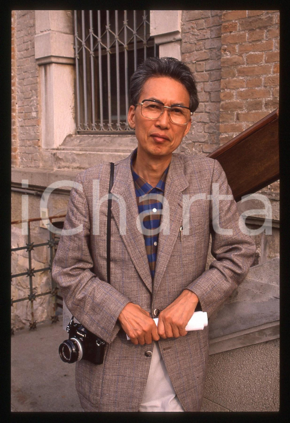 35mm vintage slide* 1989 VENEZIA Kei KUMAI - Ritratto del regista (1)  Diapositiva d'epoca, in formato 35 mm. CONDIZIONI: GOOD   Tutti i diritti riservati.E' severamente vietata la riproduzione. ICharta mette in vendita, sul negozio eBay e in esclusiva sul sito "icharta" il proprio archivio composto da numerose diapositive e negativi fotografici d'epoca, tutti originali e autentici, che attraversano la storia del costume italiano tra gli la fine degli anni Sessanta e Novanta.Si tratta di uno sguardo inedito sull'attualit&agrave;, la politica, la vita quotidiana, il gossip e la cultura, che fotografa il cambiamento della nazione in quest'ultimo scorcio del XX secolo. Un'occasione unica per il mercato del collezionismo, che vede finalmente disponibile un archivio eccezionale per vastit&agrave;, tematiche e condizioni, in un settore (il negativo fotografico e la diapositiva) di assoluta novit&agrave; e dalle interessanti prospettive di investimento.  originale e autentica 1