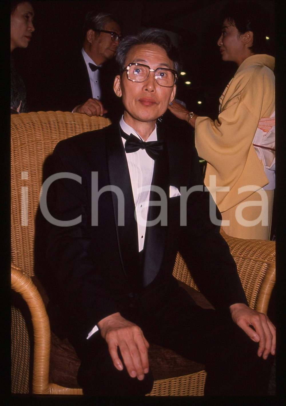 35mm vintage slide* 1989 MOSTRA DI VENEZIA Kei KUMAI - Ritratto del regista (1)  Diapositiva d'epoca, in formato 35 mm. CONDIZIONI: GOOD   Tutti i diritti riservati.E' severamente vietata la riproduzione. ICharta mette in vendita, sul negozio eBay e in esclusiva sul sito "icharta" il proprio archivio composto da numerose diapositive e negativi fotografici d'epoca, tutti originali e autentici, che attraversano la storia del costume italiano tra gli la fine degli anni Sessanta e Novanta.Si tratta di uno sguardo inedito sull'attualit&agrave;, la politica, la vita quotidiana, il gossip e la cultura, che fotografa il cambiamento della nazione in quest'ultimo scorcio del XX secolo. Un'occasione unica per il mercato del collezionismo, che vede finalmente disponibile un archivio eccezionale per vastit&agrave;, tematiche e condizioni, in un settore (il negativo fotografico e la diapositiva) di assoluta novit&agrave; e dalle interessanti prospettive di investimento.  originale e autentica 1