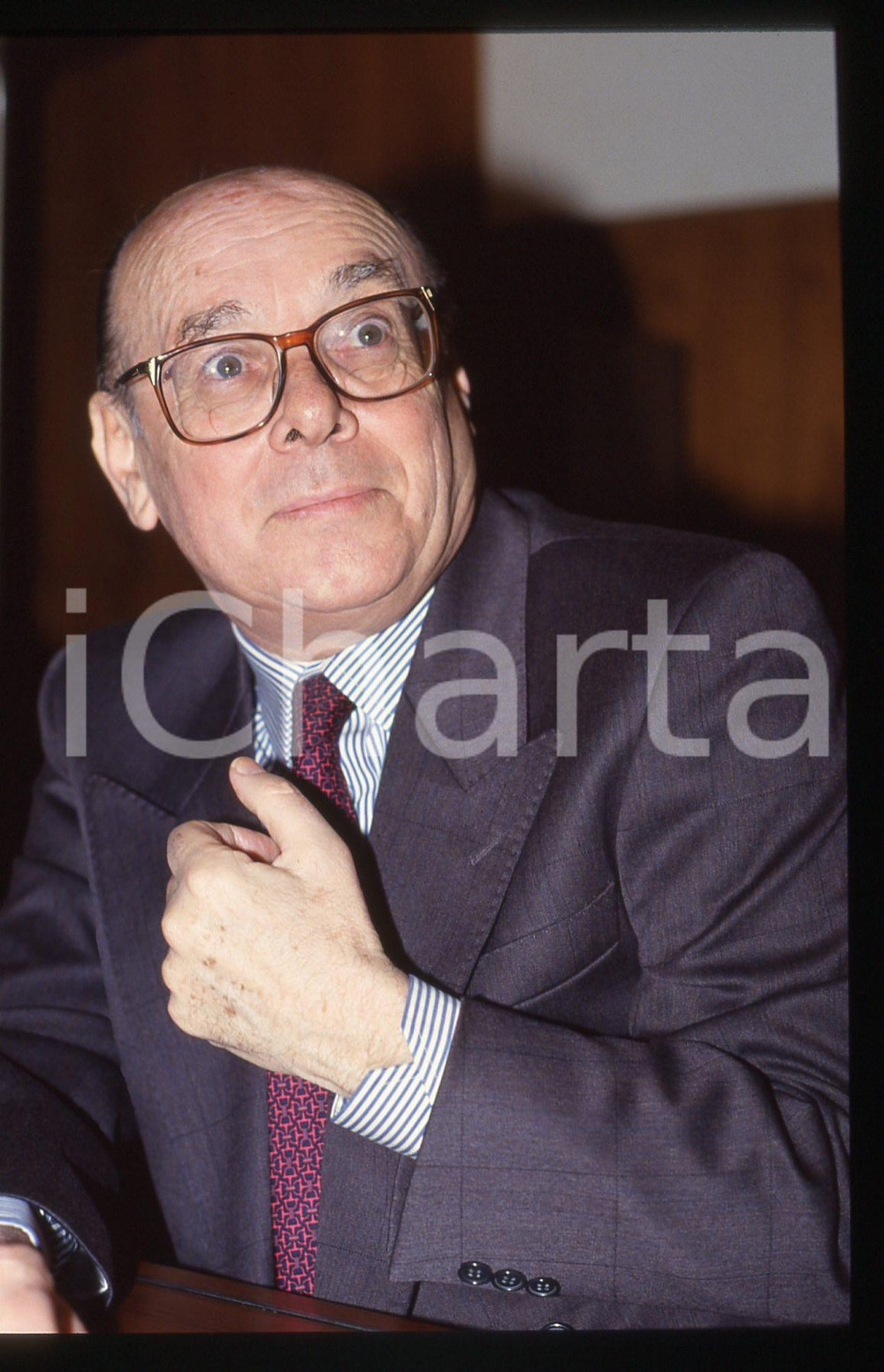 35mm vintage slide* 1990 ca ROMA RAI TV Gino NEBIOLO Ritratto del giornalista 1  Diapositiva d'epoca, in formato 35 mm. CONDIZIONI: GOOD   Tutti i diritti riservati.E' severamente vietata la riproduzione. ICharta mette in vendita, sul negozio eBay e in esclusiva sul sito "icharta" il proprio archivio composto da numerose diapositive e negativi fotografici d'epoca, tutti originali e autentici, che attraversano la storia del costume italiano tra gli la fine degli anni Sessanta e Novanta.Si tratta di uno sguardo inedito sull'attualit&agrave;, la politica, la vita quotidiana, il gossip e la cultura, che fotografa il cambiamento della nazione in quest'ultimo scorcio del XX secolo. Un'occasione unica per il mercato del collezionismo, che vede finalmente disponibile un archivio eccezionale per vastit&agrave;, tematiche e condizioni, in un settore (il negativo fotografico e la diapositiva) di assoluta novit&agrave; e dalle interessanti prospettive di investimento.  originale e autentica 1