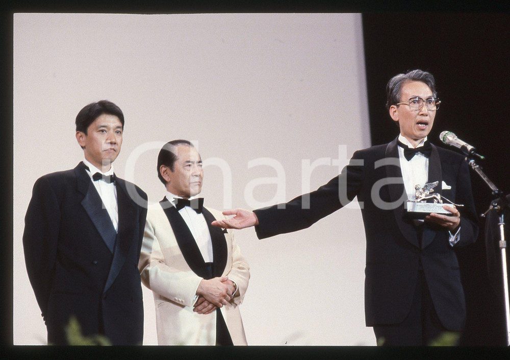 35mm vintage slide* 1989 MOSTRA DI VENEZIA Kei KUMAI Eiji OKUDA Toshiro MIFUNE 1  Diapositiva d'epoca, in formato 35 mm. CONDIZIONI: GOOD   Tutti i diritti riservati.E' severamente vietata la riproduzione. ICharta mette in vendita, sul negozio eBay e in esclusiva sul sito "icharta" il proprio archivio composto da numerose diapositive e negativi fotografici d'epoca, tutti originali e autentici, che attraversano la storia del costume italiano tra gli la fine degli anni Sessanta e Novanta.Si tratta di uno sguardo inedito sull'attualit&agrave;, la politica, la vita quotidiana, il gossip e la cultura, che fotografa il cambiamento della nazione in quest'ultimo scorcio del XX secolo. Un'occasione unica per il mercato del collezionismo, che vede finalmente disponibile un archivio eccezionale per vastit&agrave;, tematiche e condizioni, in un settore (il negativo fotografico e la diapositiva) di assoluta novit&agrave; e dalle interessanti prospettive di investimento.  originale e autentica 1