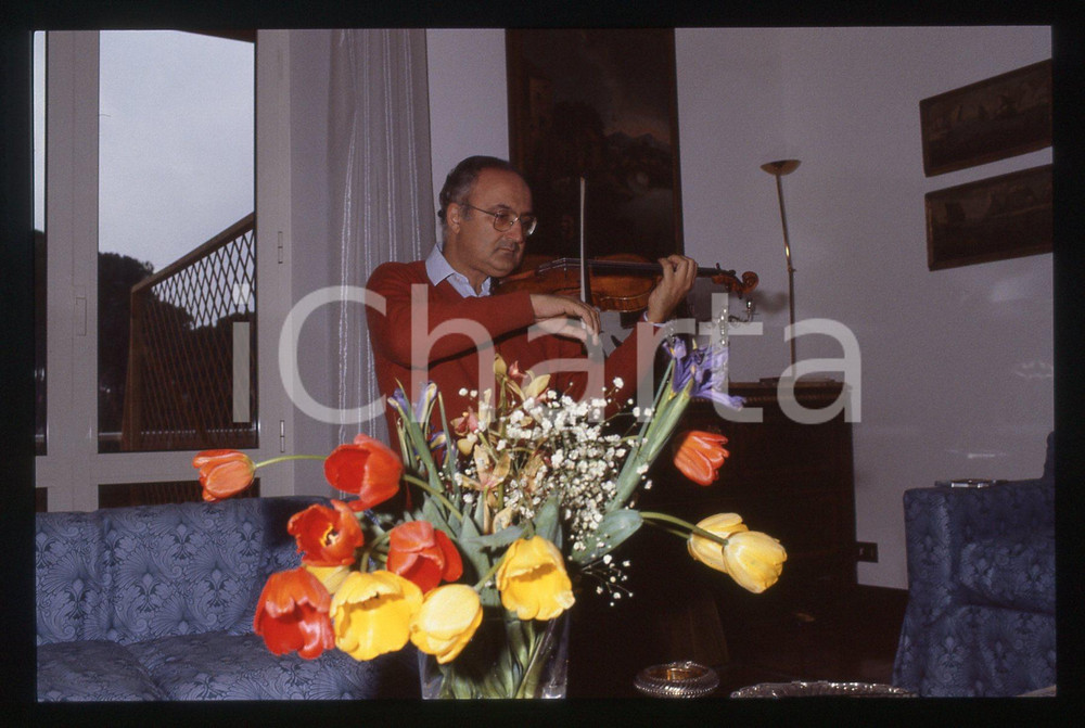 35mm vintage slide* 1990 ca ROMA Salvatore ACCARDO suona nella sua abitazione