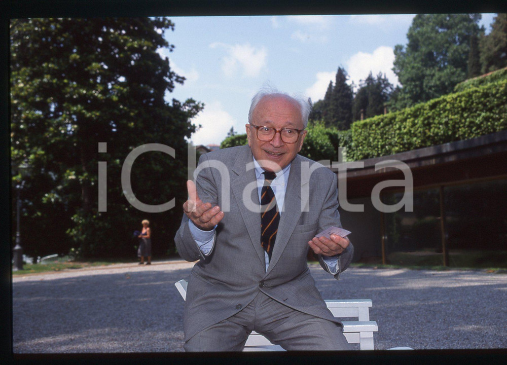 35mm vintage slide* 1995 CERNOBBIO - VILLA D'ESTE Arrigo LEVI al CONSIUSA (9)  Diapositiva d'epoca, in formato 35 mm. La diapositiva ritrae Arrigo Levi, moderatore dei dibattiti del Consiglio per le Relazioni tra Italia e Stati Uniti (CONSIUSA), tenutosi nel giugno 1995 a Villa d'Este, a Cernobbio (CO). CONDIZIONI: GOOD  Tutti i diritti riservati.E' severamente vietata la riproduzione. ICharta mette in vendita, sul negozio eBay e in esclusiva sul sito "icharta" il proprio archivio composto da numerose diapositive e negativi fotografici d'epoca, tutti originali e autentici, che attraversano la storia del costume italiano tra gli la fine degli anni Sessanta e Novanta.Si tratta di uno sguardo inedito sull'attualit&agrave;, la politica, la vita quotidiana, il gossip e la cultura, che fotografa il cambiamento della nazione in quest'ultimo scorcio del XX secolo. Un'occasione unica per il mercato del collezionismo, che vede finalmente disponibile un archivio eccezionale per vastit&agrave;, tematiche e condizioni, in un settore (il negativo fotografico e la diapositiva) di assoluta novit&agrave; e dalle interessanti prospettive di investimento.  originale e autentica 1
