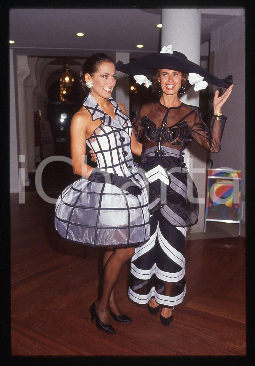 Fotografia d epoca originale 35mm vintage slide 1992 VENEZIA Corinne CLÃ‰RY Barbara D URSO a un party 2 1