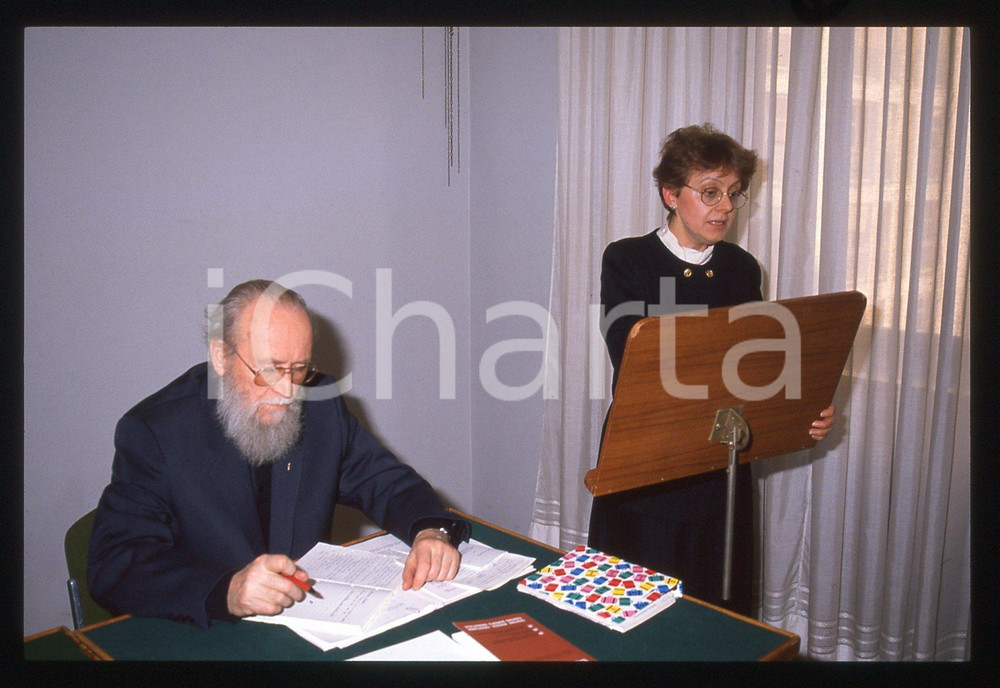 Fotografia d epoca originale 35mm vintage slide 1990 ca ITALIA COSTUME Padre Romano SCALFI Fiorella OPERTO 1 1