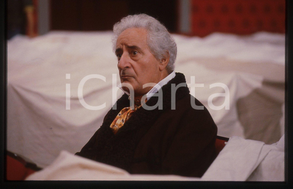 35mm vintage slide* 1986 CINEMA Mario SCACCIA sul set de "L'ULTIMA MAZURKA" (14)  Diapositiva d'epoca, in formato 35 mm. CONDIZIONI: GOOD  Tutti i diritti riservati.E' severamente vietata la riproduzione. ICharta mette in vendita, sul negozio eBay e in esclusiva sul sito "icharta" il proprio archivio composto da numerose diapositive e negativi fotografici d'epoca, tutti originali e autentici, che attraversano la storia del costume italiano tra gli la fine degli anni Sessanta e Novanta.Si tratta di uno sguardo inedito sull'attualit&agrave;, la politica, la vita quotidiana, il gossip e la cultura, che fotografa il cambiamento della nazione in quest'ultimo scorcio del XX secolo. Un'occasione unica per il mercato del collezionismo, che vede finalmente disponibile un archivio eccezionale per vastit&agrave;, tematiche e condizioni, in un settore (il negativo fotografico e la diapositiva) di assoluta novit&agrave; e dalle interessanti prospettive di investimento.  originale e autentica 1