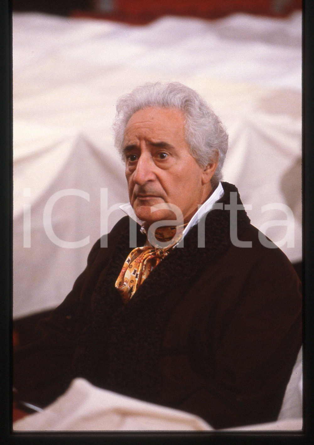 35mm vintage slide* 1986 CINEMA Mario SCACCIA sul set de "L'ULTIMA MAZURKA" (15)  Diapositiva d'epoca, in formato 35 mm. CONDIZIONI: GOOD  Tutti i diritti riservati.E' severamente vietata la riproduzione. ICharta mette in vendita, sul negozio eBay e in esclusiva sul sito "icharta" il proprio archivio composto da numerose diapositive e negativi fotografici d'epoca, tutti originali e autentici, che attraversano la storia del costume italiano tra gli la fine degli anni Sessanta e Novanta.Si tratta di uno sguardo inedito sull'attualit&agrave;, la politica, la vita quotidiana, il gossip e la cultura, che fotografa il cambiamento della nazione in quest'ultimo scorcio del XX secolo. Un'occasione unica per il mercato del collezionismo, che vede finalmente disponibile un archivio eccezionale per vastit&agrave;, tematiche e condizioni, in un settore (il negativo fotografico e la diapositiva) di assoluta novit&agrave; e dalle interessanti prospettive di investimento.  originale e autentica 1