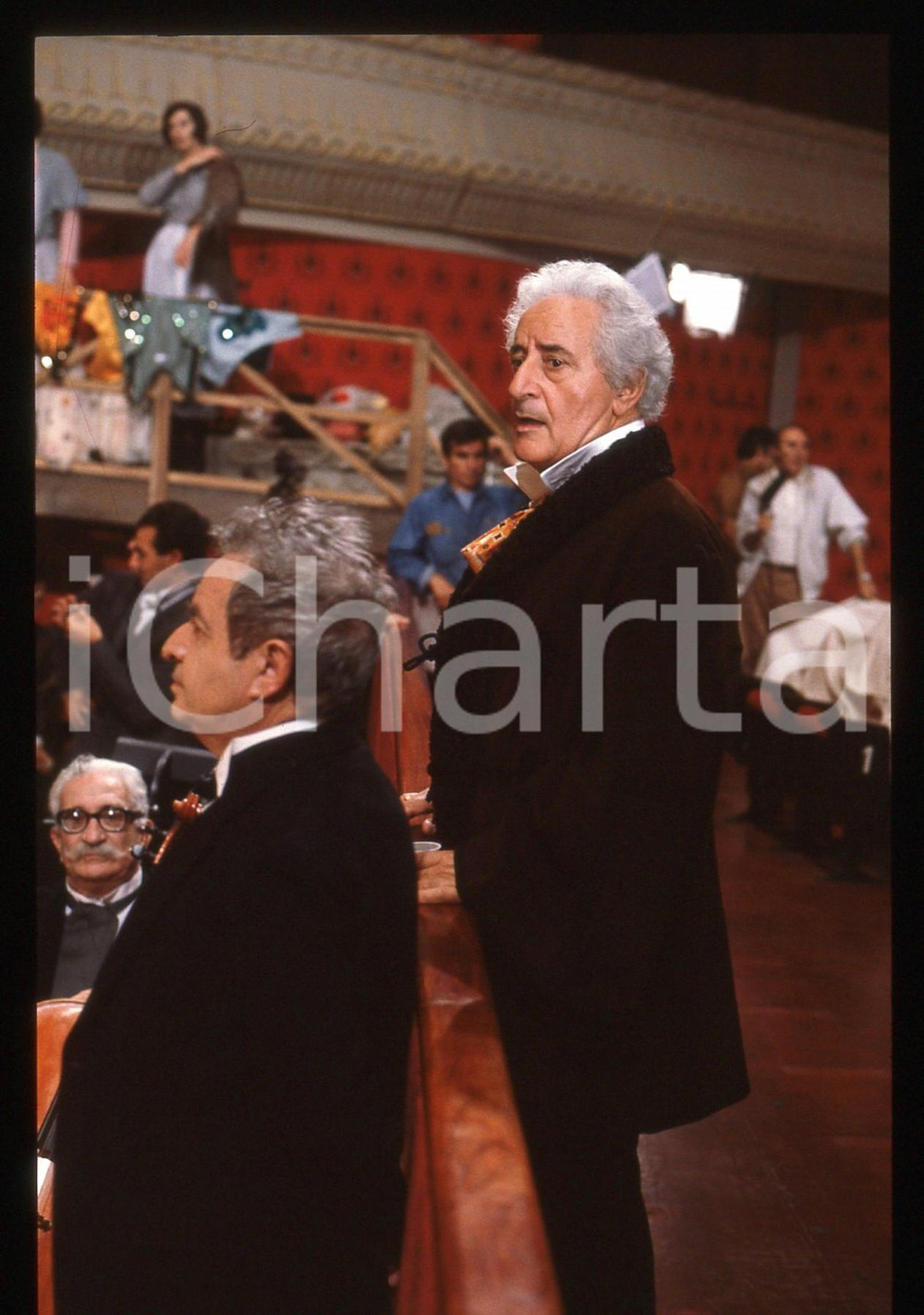 35mm vintage slide* 1986 CINEMA Mario SCACCIA sul set de "L'ULTIMA MAZURKA" (18)  Diapositiva d'epoca, in formato 35 mm. CONDIZIONI: GOOD  Tutti i diritti riservati.E' severamente vietata la riproduzione. ICharta mette in vendita, sul negozio eBay e in esclusiva sul sito "icharta" il proprio archivio composto da numerose diapositive e negativi fotografici d'epoca, tutti originali e autentici, che attraversano la storia del costume italiano tra gli la fine degli anni Sessanta e Novanta.Si tratta di uno sguardo inedito sull'attualit&agrave;, la politica, la vita quotidiana, il gossip e la cultura, che fotografa il cambiamento della nazione in quest'ultimo scorcio del XX secolo. Un'occasione unica per il mercato del collezionismo, che vede finalmente disponibile un archivio eccezionale per vastit&agrave;, tematiche e condizioni, in un settore (il negativo fotografico e la diapositiva) di assoluta novit&agrave; e dalle interessanti prospettive di investimento.  originale e autentica 1