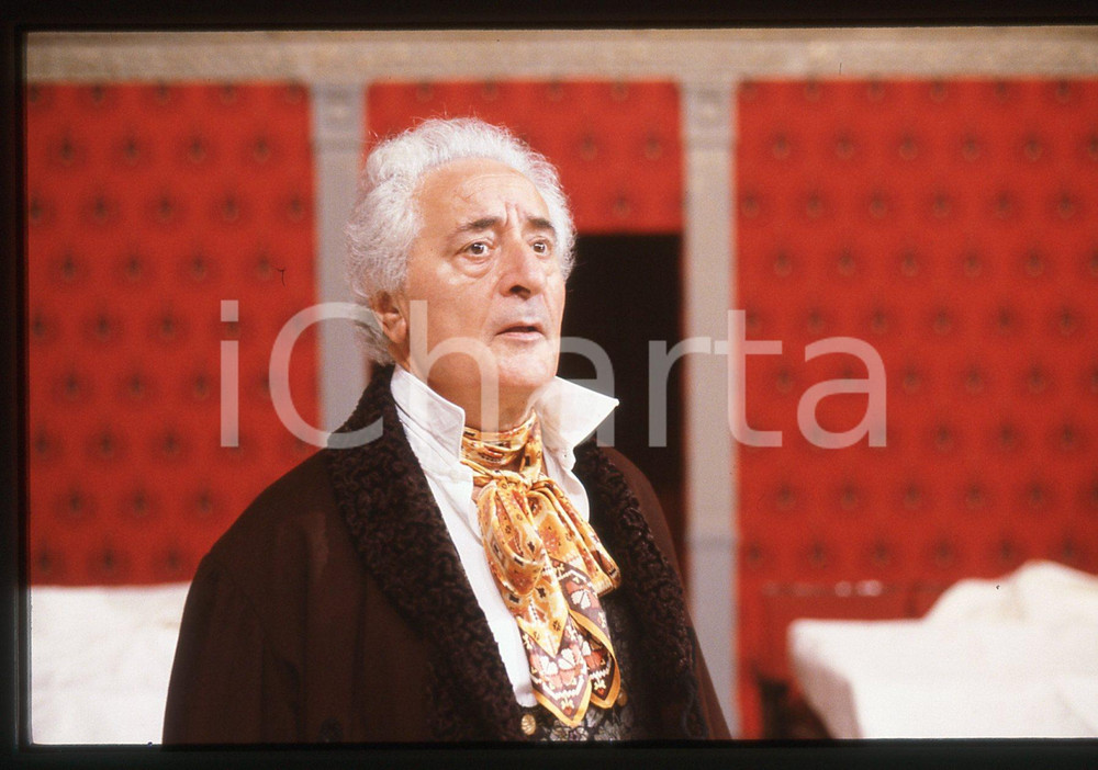 35mm vintage slide* 1986 CINEMA Mario SCACCIA sul set de "L'ULTIMA MAZURKA" (19)  Diapositiva d'epoca, in formato 35 mm. CONDIZIONI: GOOD  Tutti i diritti riservati.E' severamente vietata la riproduzione. ICharta mette in vendita, sul negozio eBay e in esclusiva sul sito "icharta" il proprio archivio composto da numerose diapositive e negativi fotografici d'epoca, tutti originali e autentici, che attraversano la storia del costume italiano tra gli la fine degli anni Sessanta e Novanta.Si tratta di uno sguardo inedito sull'attualit&agrave;, la politica, la vita quotidiana, il gossip e la cultura, che fotografa il cambiamento della nazione in quest'ultimo scorcio del XX secolo. Un'occasione unica per il mercato del collezionismo, che vede finalmente disponibile un archivio eccezionale per vastit&agrave;, tematiche e condizioni, in un settore (il negativo fotografico e la diapositiva) di assoluta novit&agrave; e dalle interessanti prospettive di investimento.  originale e autentica 1