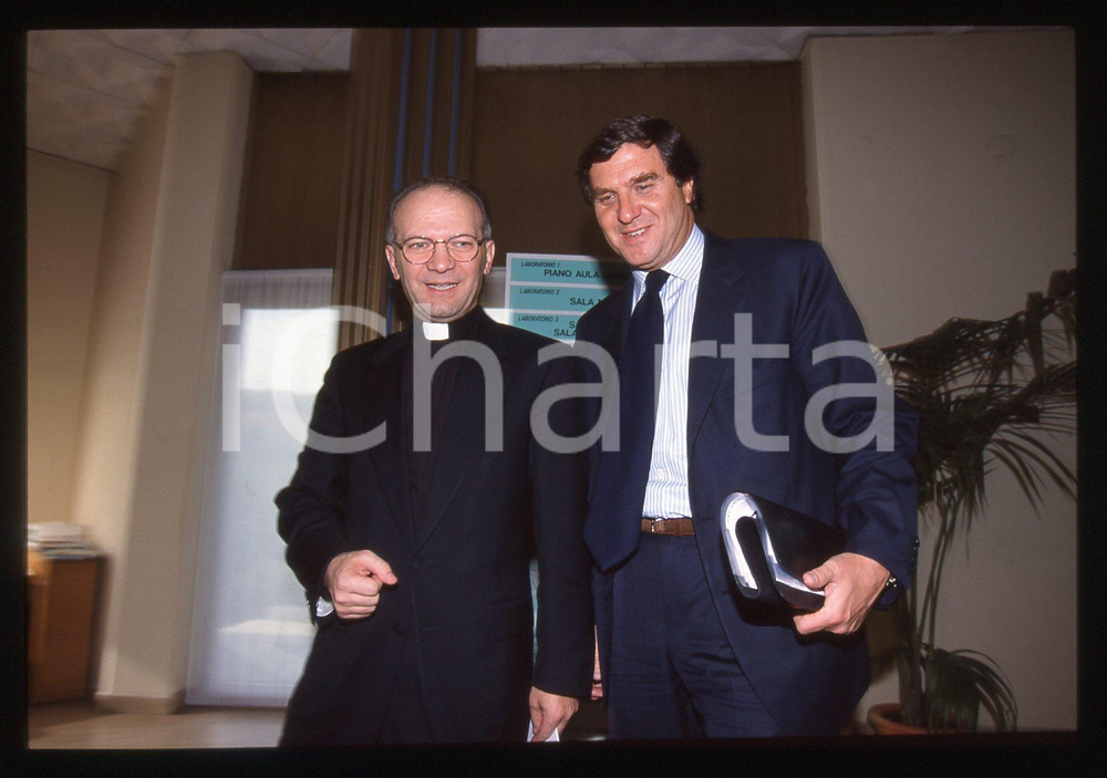 35mm vintage slide* 2000 ca ROMA Monsignor Angelo Vincenzo ZANI Giorgio FOSSA 1  Diapositiva d'epoca, in formato 35 mm. CONDIZIONI: GOOD  Tutti i diritti riservati.E' severamente vietata la riproduzione. ICharta mette in vendita, sul negozio eBay e in esclusiva sul sito "icharta" il proprio archivio composto da numerose diapositive e negativi fotografici d'epoca, tutti originali e autentici, che attraversano la storia del costume italiano tra gli la fine degli anni Sessanta e Novanta.Si tratta di uno sguardo inedito sull'attualit&agrave;, la politica, la vita quotidiana, il gossip e la cultura, che fotografa il cambiamento della nazione in quest'ultimo scorcio del XX secolo. Un'occasione unica per il mercato del collezionismo, che vede finalmente disponibile un archivio eccezionale per vastit&agrave;, tematiche e condizioni, in un settore (il negativo fotografico e la diapositiva) di assoluta novit&agrave; e dalle interessanti prospettive di investimento.  originale e autentica 1