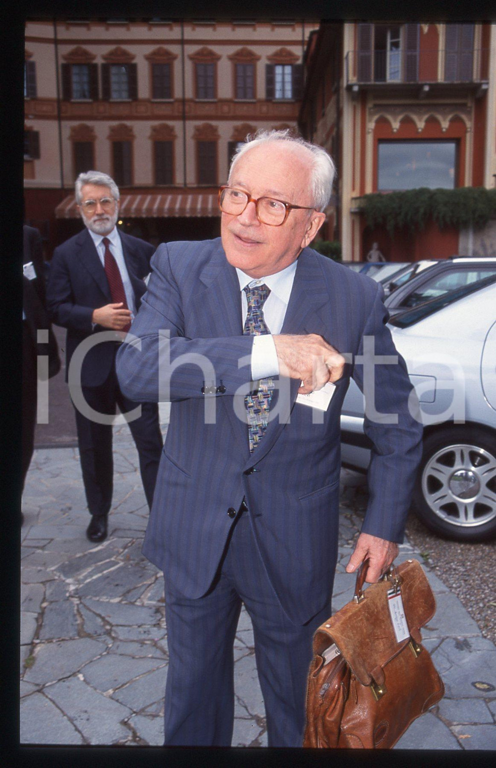 35mm vintage slide* 1995 CERNOBBIO - VILLA D'ESTE Arrigo LEVI al CONSIUSA 8  Diapositiva d'epoca, in formato 35 mm. La diapositiva ritrae Arrigo Levi, moderatore dei dibattiti del Consiglio per le Relazioni tra Italia e Stati Uniti (CONSIUSA), tenutosi nel giugno 1995 a Villa d'Este, a Cernobbio (CO). CONDIZIONI: GOOD  Tutti i diritti riservati.E' severamente vietata la riproduzione. ICharta mette in vendita, sul negozio eBay e in esclusiva sul sito "icharta" il proprio archivio composto da numerose diapositive e negativi fotografici d'epoca, tutti originali e autentici, che attraversano la storia del costume italiano tra gli la fine degli anni Sessanta e Novanta.Si tratta di uno sguardo inedito sull'attualit&agrave;, la politica, la vita quotidiana, il gossip e la cultura, che fotografa il cambiamento della nazione in quest'ultimo scorcio del XX secolo. Un'occasione unica per il mercato del collezionismo, che vede finalmente disponibile un archivio eccezionale per vastit&agrave;, tematiche e condizioni, in un settore (il negativo fotografico e la diapositiva) di assoluta novit&agrave; e dalle interessanti prospettive di investimento.  originale e autentica 1