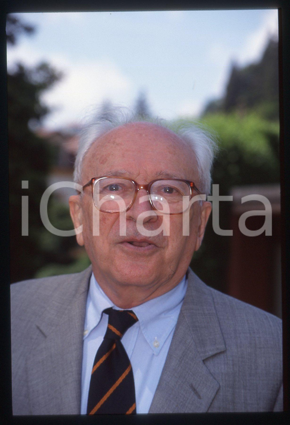 35mm vintage slide* 1995 CERNOBBIO - VILLA D'ESTE Arrigo LEVI al CONSIUSA (10  Diapositiva d'epoca, in formato 35 mm. La diapositiva ritrae Arrigo Levi, moderatore dei dibattiti del Consiglio per le Relazioni tra Italia e Stati Uniti (CONSIUSA), tenutosi nel giugno 1995 a Villa d'Este, a Cernobbio (CO). CONDIZIONI: GOOD  Tutti i diritti riservati.E' severamente vietata la riproduzione. ICharta mette in vendita, sul negozio eBay e in esclusiva sul sito "icharta" il proprio archivio composto da numerose diapositive e negativi fotografici d'epoca, tutti originali e autentici, che attraversano la storia del costume italiano tra gli la fine degli anni Sessanta e Novanta.Si tratta di uno sguardo inedito sull'attualit&agrave;, la politica, la vita quotidiana, il gossip e la cultura, che fotografa il cambiamento della nazione in quest'ultimo scorcio del XX secolo. Un'occasione unica per il mercato del collezionismo, che vede finalmente disponibile un archivio eccezionale per vastit&agrave;, tematiche e condizioni, in un settore (il negativo fotografico e la diapositiva) di assoluta novit&agrave; e dalle interessanti prospettive di investimento.  originale e autentica 1