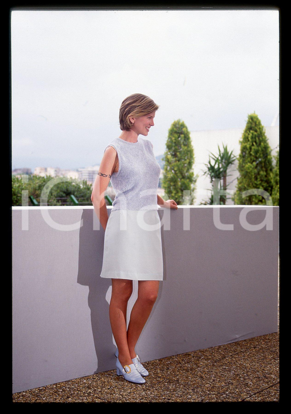 35mm vintage slide* 1996 CANNES Alexandra TYDINGS al FESTIVAL DEL CINEMA (5)  Diapositiva d'epoca, in formato 35 mm.CONDIZIONI: GOOD Tutti i diritti riservati.E' severamente vietata la riproduzione. ICharta mette in vendita, sul negozio eBay e in esclusiva sul sito "icharta" il proprio archivio composto da numerose diapositive e negativi fotografici d'epoca, tutti originali e autentici, che attraversano la storia del costume italiano tra gli la fine degli anni Sessanta e Novanta.Si tratta di uno sguardo inedito sull'attualit&agrave;, la politica, la vita quotidiana, il gossip e la cultura, che fotografa il cambiamento della nazione in quest'ultimo scorcio del XX secolo. Un'occasione unica per il mercato del collezionismo, che vede finalmente disponibile un archivio eccezionale per vastit&agrave;, tematiche e condizioni, in un settore (il negativo fotografico e la diapositiva) di assoluta novit&agrave; e dalle interessanti prospettive di investimento.  originale e autentica 1