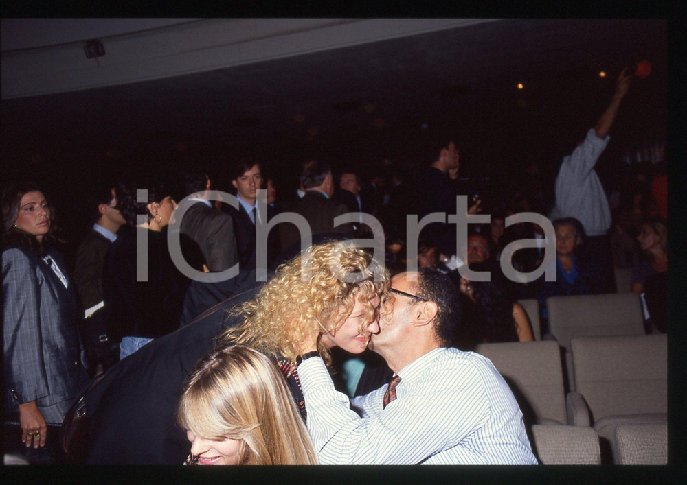 35mm vintage slide* 1990 ca FESTIVAL DI CANNES Ibrahim MOUSSA Solvi STUBING (3)  Diapositiva d'epoca, in formato 35 mm.CONDIZIONI: GOOD Tutti i diritti riservati.E' severamente vietata la riproduzione. ICharta mette in vendita, sul negozio eBay e in esclusiva sul sito "icharta" il proprio archivio composto da numerose diapositive e negativi fotografici d'epoca, tutti originali e autentici, che attraversano la storia del costume italiano tra gli la fine degli anni Sessanta e Novanta.Si tratta di uno sguardo inedito sull'attualit&agrave;, la politica, la vita quotidiana, il gossip e la cultura, che fotografa il cambiamento della nazione in quest'ultimo scorcio del XX secolo. Un'occasione unica per il mercato del collezionismo, che vede finalmente disponibile un archivio eccezionale per vastit&agrave;, tematiche e condizioni, in un settore (il negativo fotografico e la diapositiva) di assoluta novit&agrave; e dalle interessanti prospettive di investimento.  originale e autentica 1