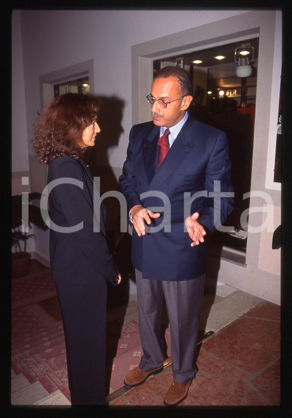 35mm vintage slide* 1995 VENEZIA Ibrahim MOUSSA Ritratto del produttore (1)  Diapositiva d'epoca, in formato 35 mm.CONDIZIONI: GOOD Tutti i diritti riservati.E' severamente vietata la riproduzione. ICharta mette in vendita, sul negozio eBay e in esclusiva sul sito "icharta" il proprio archivio composto da numerose diapositive e negativi fotografici d'epoca, tutti originali e autentici, che attraversano la storia del costume italiano tra gli la fine degli anni Sessanta e Novanta.Si tratta di uno sguardo inedito sull'attualit&agrave;, la politica, la vita quotidiana, il gossip e la cultura, che fotografa il cambiamento della nazione in quest'ultimo scorcio del XX secolo. Un'occasione unica per il mercato del collezionismo, che vede finalmente disponibile un archivio eccezionale per vastit&agrave;, tematiche e condizioni, in un settore (il negativo fotografico e la diapositiva) di assoluta novit&agrave; e dalle interessanti prospettive di investimento.  originale e autentica 1