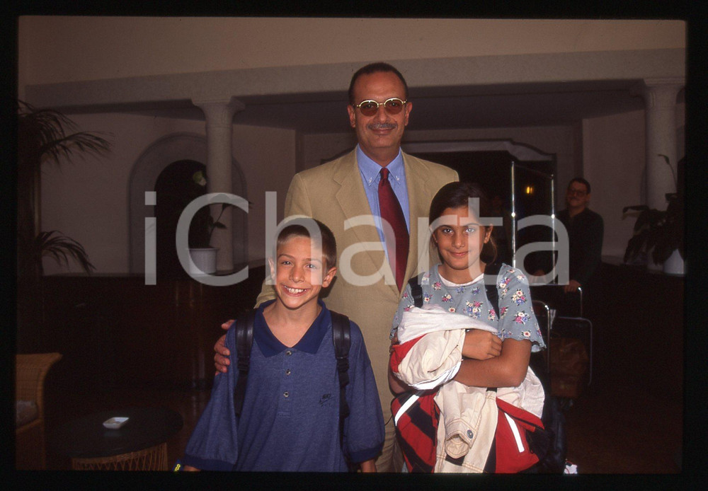 35mm vintage slide* 1995 MOSTRA DI VENEZIA Ibrahim MOUSSA con i figli (1)  Diapositiva d'epoca, in formato 35 mm.Nella diapositiva compaiono Ibrahim Moussa in compagna dei figli Aljosha e Sonja Leila.CONDIZIONI: GOOD Tutti i diritti riservati.E' severamente vietata la riproduzione. ICharta mette in vendita, sul negozio eBay e in esclusiva sul sito "icharta" il proprio archivio composto da numerose diapositive e negativi fotografici d'epoca, tutti originali e autentici, che attraversano la storia del costume italiano tra gli la fine degli anni Sessanta e Novanta.Si tratta di uno sguardo inedito sull'attualit&agrave;, la politica, la vita quotidiana, il gossip e la cultura, che fotografa il cambiamento della nazione in quest'ultimo scorcio del XX secolo. Un'occasione unica per il mercato del collezionismo, che vede finalmente disponibile un archivio eccezionale per vastit&agrave;, tematiche e condizioni, in un settore (il negativo fotografico e la diapositiva) di assoluta novit&agrave; e dalle interessanti prospettive di investimento.  originale e autentica 1