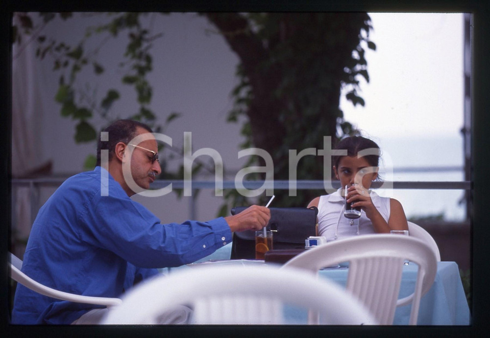 35mm vintage slide* 1995 MOSTRA DI VENEZIA Ibrahim e Soja Leila MOUSSA (1)  Diapositiva d'epoca, in formato 35 mm. CONDIZIONI: GOOD Tutti i diritti riservati.E' severamente vietata la riproduzione. ICharta mette in vendita, sul negozio eBay e in esclusiva sul sito "icharta" il proprio archivio composto da numerose diapositive e negativi fotografici d'epoca, tutti originali e autentici, che attraversano la storia del costume italiano tra gli la fine degli anni Sessanta e Novanta.Si tratta di uno sguardo inedito sull'attualit&agrave;, la politica, la vita quotidiana, il gossip e la cultura, che fotografa il cambiamento della nazione in quest'ultimo scorcio del XX secolo. Un'occasione unica per il mercato del collezionismo, che vede finalmente disponibile un archivio eccezionale per vastit&agrave;, tematiche e condizioni, in un settore (il negativo fotografico e la diapositiva) di assoluta novit&agrave; e dalle interessanti prospettive di investimento.  originale e autentica 1
