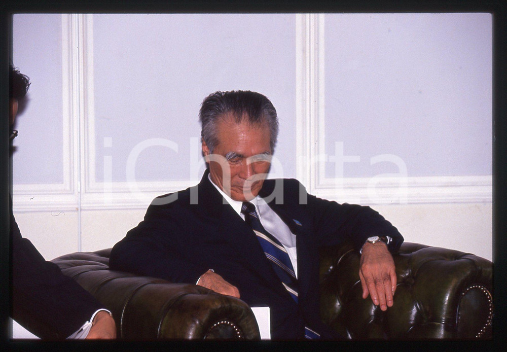 35mm vintage slide*1994 NAPOLI G7 Tomiichi MURAYAMA Primo Ministro giapponese 3  Diapositiva d'epoca, in formato 35 mm.Nella diapositiva compare Tomiichi Murayama, in occasione del "G7" tenutosi a Napoli tra l'8 e il 10 luglio 1994.CONDIZIONI: GOOD  Tutti i diritti riservati.E' severamente vietata la riproduzione. ICharta mette in vendita, sul negozio eBay e in esclusiva sul sito "icharta" il proprio archivio composto da numerose diapositive e negativi fotografici d'epoca, tutti originali e autentici, che attraversano la storia del costume italiano tra gli la fine degli anni Sessanta e Novanta.Si tratta di uno sguardo inedito sull'attualit&agrave;, la politica, la vita quotidiana, il gossip e la cultura, che fotografa il cambiamento della nazione in quest'ultimo scorcio del XX secolo. Un'occasione unica per il mercato del collezionismo, che vede finalmente disponibile un archivio eccezionale per vastit&agrave;, tematiche e condizioni, in un settore (il negativo fotografico e la diapositiva) di assoluta novit&agrave; e dalle interessanti prospettive di investimento.  originale e autentica 1
