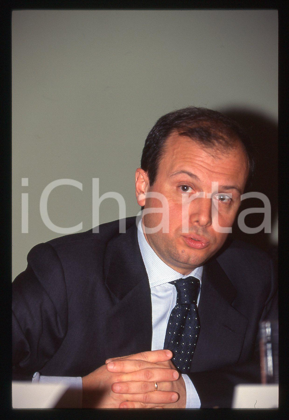 35mm vintage slide* 1997 COSTUME Maurizio MURGIA Ritratto dell'economista (2)  Diapositiva d'epoca, in formato 35 mm. CONDIZIONI: GOOD  Tutti i diritti riservati.E' severamente vietata la riproduzione. ICharta mette in vendita, sul negozio eBay e in esclusiva sul sito "icharta" il proprio archivio composto da numerose diapositive e negativi fotografici d'epoca, tutti originali e autentici, che attraversano la storia del costume italiano tra gli la fine degli anni Sessanta e Novanta.Si tratta di uno sguardo inedito sull'attualit&agrave;, la politica, la vita quotidiana, il gossip e la cultura, che fotografa il cambiamento della nazione in quest'ultimo scorcio del XX secolo. Un'occasione unica per il mercato del collezionismo, che vede finalmente disponibile un archivio eccezionale per vastit&agrave;, tematiche e condizioni, in un settore (il negativo fotografico e la diapositiva) di assoluta novit&agrave; e dalle interessanti prospettive di investimento.  originale e autentica 1