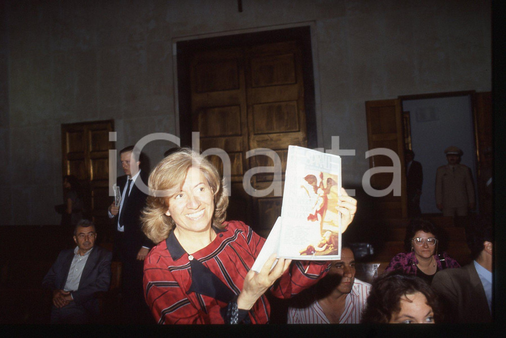 35mm vintage slide* 1990 ca MILANO Angela TAMBURINI al processo VERDIGLIONE (1)  Diapositiva d'epoca, in formato 35 mm. La diapositiva illustra una delle fasi del processo allo psicanalista Armando Verdiglione, celebrato presso il Tribunale di Milano.CONDIZIONI: GOOD  Tutti i diritti riservati.E' severamente vietata la riproduzione. ICharta mette in vendita, sul negozio eBay e in esclusiva sul sito "icharta" il proprio archivio composto da numerose diapositive e negativi fotografici d'epoca, tutti originali e autentici, che attraversano la storia del costume italiano tra gli la fine degli anni Sessanta e Novanta.Si tratta di uno sguardo inedito sull'attualit&agrave;, la politica, la vita quotidiana, il gossip e la cultura, che fotografa il cambiamento della nazione in quest'ultimo scorcio del XX secolo. Un'occasione unica per il mercato del collezionismo, che vede finalmente disponibile un archivio eccezionale per vastit&agrave;, tematiche e condizioni, in un settore (il negativo fotografico e la diapositiva) di assoluta novit&agrave; e dalle interessanti prospettive di investimento.  originale e autentica 1