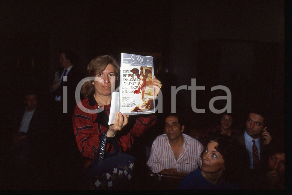 35mm vintage slide* 1990 ca MILANO Angela TAMBURINI al processo VERDIGLIONE (2)  Diapositiva d'epoca, in formato 35 mm. La diapositiva illustra una delle fasi del processo allo psicanalista Armando Verdiglione, celebrato presso il Tribunale di Milano.CONDIZIONI: GOOD  Tutti i diritti riservati.E' severamente vietata la riproduzione. ICharta mette in vendita, sul negozio eBay e in esclusiva sul sito "icharta" il proprio archivio composto da numerose diapositive e negativi fotografici d'epoca, tutti originali e autentici, che attraversano la storia del costume italiano tra gli la fine degli anni Sessanta e Novanta.Si tratta di uno sguardo inedito sull'attualit&agrave;, la politica, la vita quotidiana, il gossip e la cultura, che fotografa il cambiamento della nazione in quest'ultimo scorcio del XX secolo. Un'occasione unica per il mercato del collezionismo, che vede finalmente disponibile un archivio eccezionale per vastit&agrave;, tematiche e condizioni, in un settore (il negativo fotografico e la diapositiva) di assoluta novit&agrave; e dalle interessanti prospettive di investimento.  originale e autentica 1