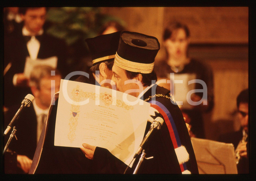 35mm vintage slide* 1988 UNIVERSITA' BOLOGNA Raul Ricardo ALFONSIN Ritratto 14  Diapositiva d'epoca, in formato 35 mm. La diapositiva ritrae il rettore Fabio Alberto Roversi Monaco e il presidente argentino Raul Ricardo Alfonsin, insignito della laurea honoris causa in giurisprudenza dall'Universit&agrave; di Bologna il 22 novembre 1988.CONDIZIONI: GOOD  Tutti i diritti riservati.E' severamente vietata la riproduzione. ICharta mette in vendita, sul negozio eBay e in esclusiva sul sito "icharta" il proprio archivio composto da numerose diapositive e negativi fotografici d'epoca, tutti originali e autentici, che attraversano la storia del costume italiano tra gli la fine degli anni Sessanta e Novanta.Si tratta di uno sguardo inedito sull'attualit&agrave;, la politica, la vita quotidiana, il gossip e la cultura, che fotografa il cambiamento della nazione in quest'ultimo scorcio del XX secolo. Un'occasione unica per il mercato del collezionismo, che vede finalmente disponibile un archivio eccezionale per vastit&agrave;, tematiche e condizioni, in un settore (il negativo fotografico e la diapositiva) di assoluta novit&agrave; e dalle interessanti prospettive di investimento.  originale e autentica 1