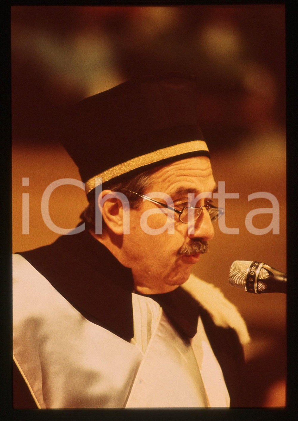 35mm vintage slide* 1988 UNIVERSITA' BOLOGNA Raul Ricardo ALFONSIN Ritratto 16  Diapositiva d'epoca, in formato 35 mm. La diapositiva ritrae il presidente argentino Raul Ricardo Alfonsin, insignito della laurea honoris causa in giurisprudenza dall'Universit&agrave; di Bologna il 22 novembre 1988.CONDIZIONI: GOOD  Tutti i diritti riservati.E' severamente vietata la riproduzione. ICharta mette in vendita, sul negozio eBay e in esclusiva sul sito "icharta" il proprio archivio composto da numerose diapositive e negativi fotografici d'epoca, tutti originali e autentici, che attraversano la storia del costume italiano tra gli la fine degli anni Sessanta e Novanta.Si tratta di uno sguardo inedito sull'attualit&agrave;, la politica, la vita quotidiana, il gossip e la cultura, che fotografa il cambiamento della nazione in quest'ultimo scorcio del XX secolo. Un'occasione unica per il mercato del collezionismo, che vede finalmente disponibile un archivio eccezionale per vastit&agrave;, tematiche e condizioni, in un settore (il negativo fotografico e la diapositiva) di assoluta novit&agrave; e dalle interessanti prospettive di investimento.  originale e autentica 1