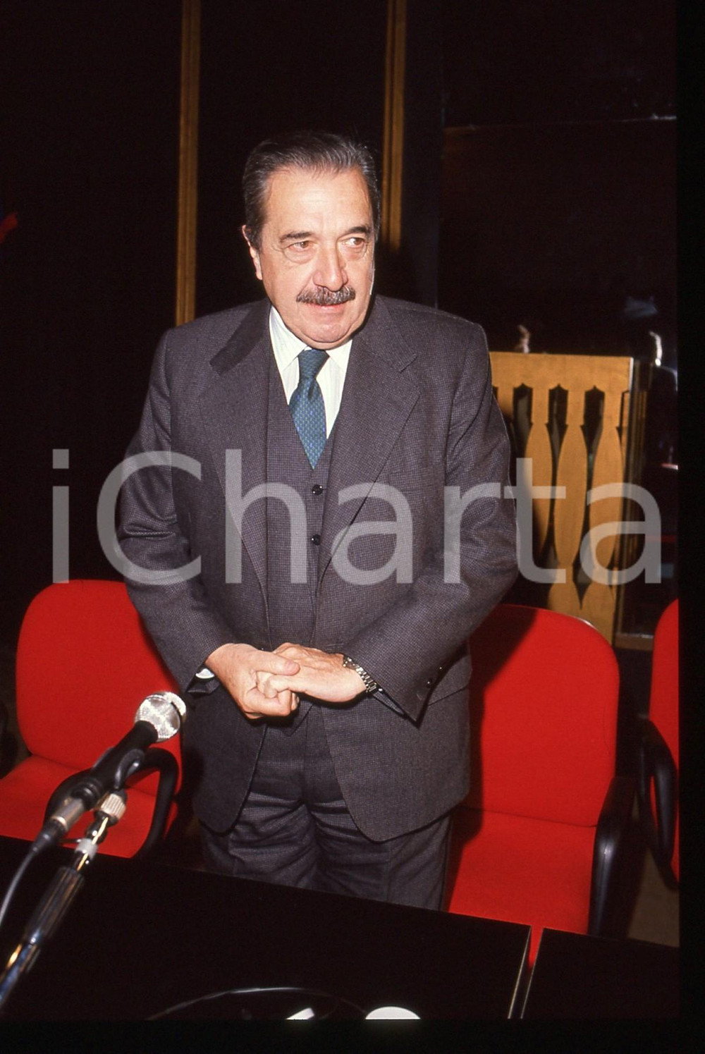 35mm vintage slide* 1988 ITALIA Raul Ricardo ALFONSIN Presidente argentino (10)  Diapositiva d'epoca, in formato 35 mm. CONDIZIONI: GOOD  Tutti i diritti riservati.E' severamente vietata la riproduzione. ICharta mette in vendita, sul negozio eBay e in esclusiva sul sito "icharta" il proprio archivio composto da numerose diapositive e negativi fotografici d'epoca, tutti originali e autentici, che attraversano la storia del costume italiano tra gli la fine degli anni Sessanta e Novanta.Si tratta di uno sguardo inedito sull'attualit&agrave;, la politica, la vita quotidiana, il gossip e la cultura, che fotografa il cambiamento della nazione in quest'ultimo scorcio del XX secolo. Un'occasione unica per il mercato del collezionismo, che vede finalmente disponibile un archivio eccezionale per vastit&agrave;, tematiche e condizioni, in un settore (il negativo fotografico e la diapositiva) di assoluta novit&agrave; e dalle interessanti prospettive di investimento.  originale e autentica 1